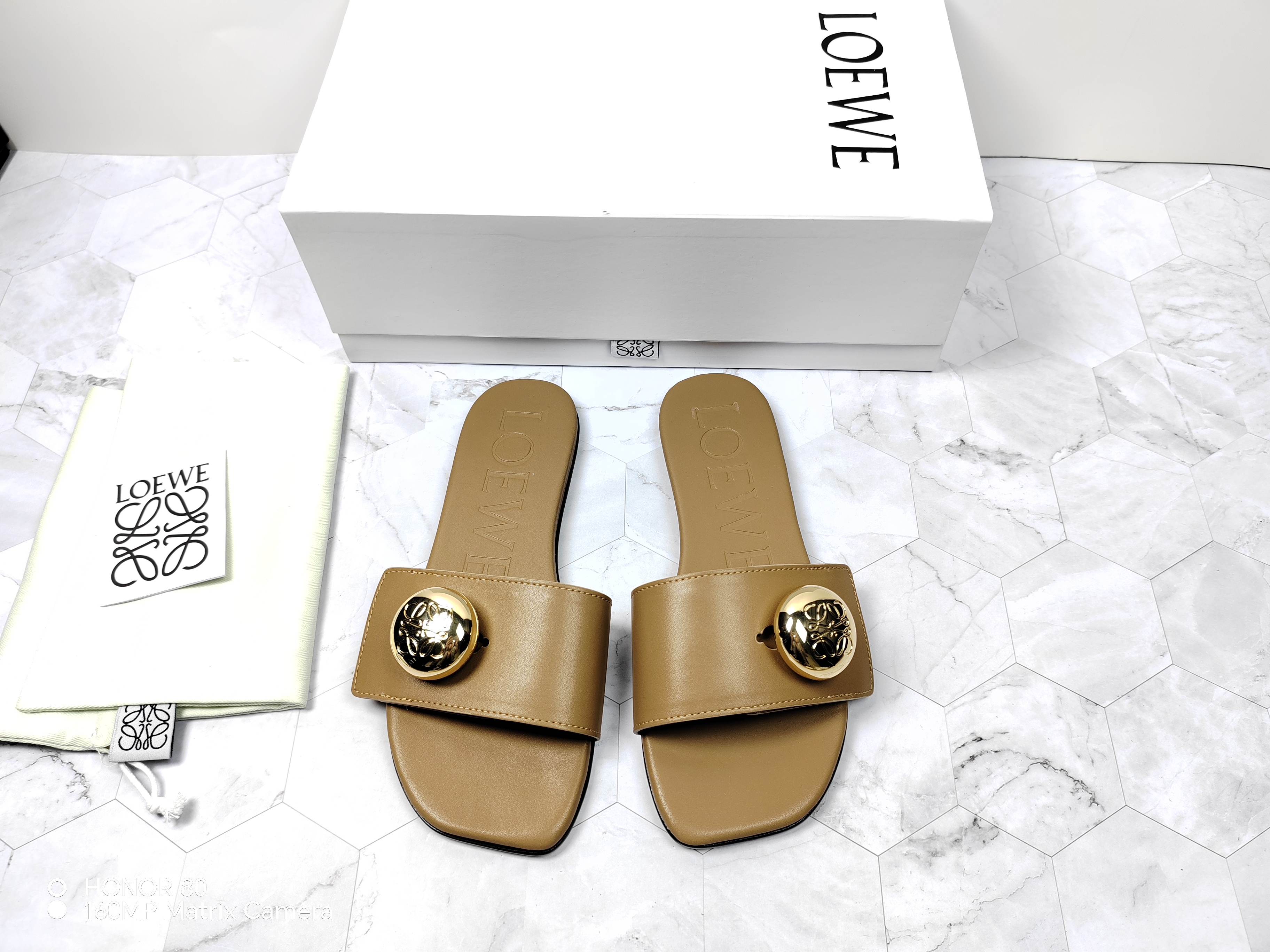 NO:415056,2025 [Celebration][Celebration] Latest Loewe LOEWE [Fireworks][Fireworks] SS summer limited slippers, peugeot gold-plated buckles, laser engraved logo on the buttons!  It's so beautiful to wear!  !  !  Super lazy, same style as celebrity bloggers!  Fabric imported calf leather Lining: Imported sheepskin Outsole: genuine leather injection molding and permeable sole Digital: 35-43 : (Rubber sole can be customized: 160), slippers, loewe, loewe, slippers, cowhide, sheepskin, gold plating198609092025[庆祝][庆祝]最新罗意威LOEWE [烟花][烟花]SS夏季限定拖鞋,标致性的镀金扣,扣子上面激光雕刻的 Logo！上脚真的太美了！！！超级懒人拖,明星博主同款！ 面料进口小牛皮 里料:进口羊皮 大底:真皮注塑透染底 数码:35-43 :（橡胶底可定做:160）,拖鞋,loewe,loewe,slippers,cowhide,sheepskin,gold plating,Women's Shoes