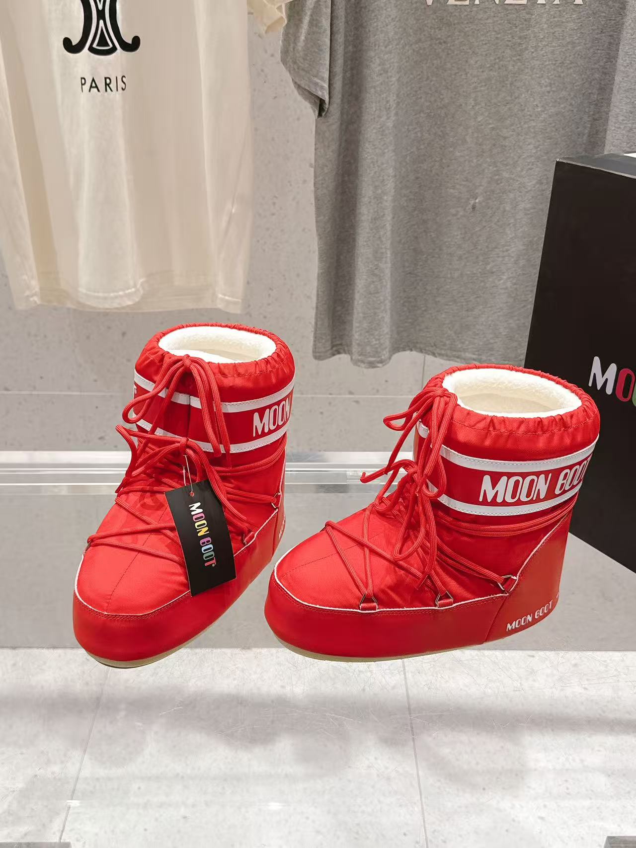 NO:577405,MoonBoot, warm boots, aerospace boots, ski boots, snow boots, full of black technology, a must-have thermal artifact for home and travel in autumn and winter. Fabric: cow leather, waterproof silk cloth. Lining is woven with lambswool and velvet. The sole is non-slip and wear-resistant rubber sole. Packaging original shoe box, code number 34-41, boots, snow boots, boots, cowhide19860909MoonBoot、保暖靴 航天靴.滑雪靴.雪地靴,满满的黑科技 秋冬居家、出行必备保暖神器 面料牛皮革、防水丝绸布 内里复织羊羔毛、天鹅绒 鞋底防滑耐磨橡胶底 包装原版鞋盒 码数34—41,靴子雪地靴,boots,cowhide,Women's Shoes