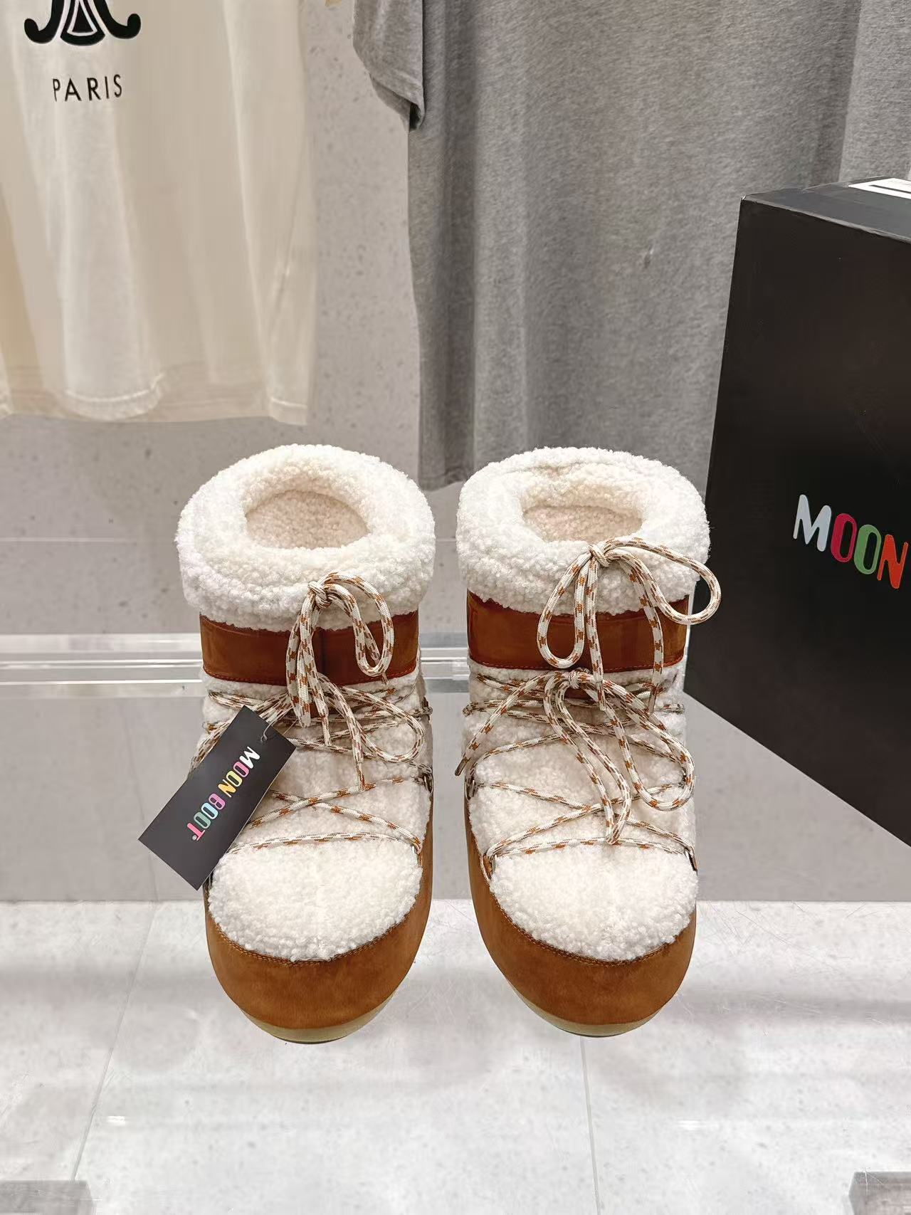 NO:669057,MoonBoot, warm boots, aerospace boots, ski boots, snow boots, full of black technology, a must-have thermal artifact for home and travel in autumn and winter. Fabrics are woven with lambswool, silk, and cow leather. Linings are woven with lambswool and velvet. The soles are non-slip and wear-resistant rubber soles. Packaging original shoe box code number 34-41 (34 40 41 custom-made) batch, snow boots, boots, cowhide19860909MoonBoot、保暖靴 航天靴.滑雪靴.雪地靴,满满的黑科技 秋冬居家、出行必备保暖神器 面料复织羊羔毛.丝绸.牛皮革 内里复织羊羔毛、天鹅绒 鞋底防滑耐磨橡胶底 包装原版鞋盒 码数34—41（34 40 41定做） 批,雪地靴,boots,cowhide,Women's Shoes