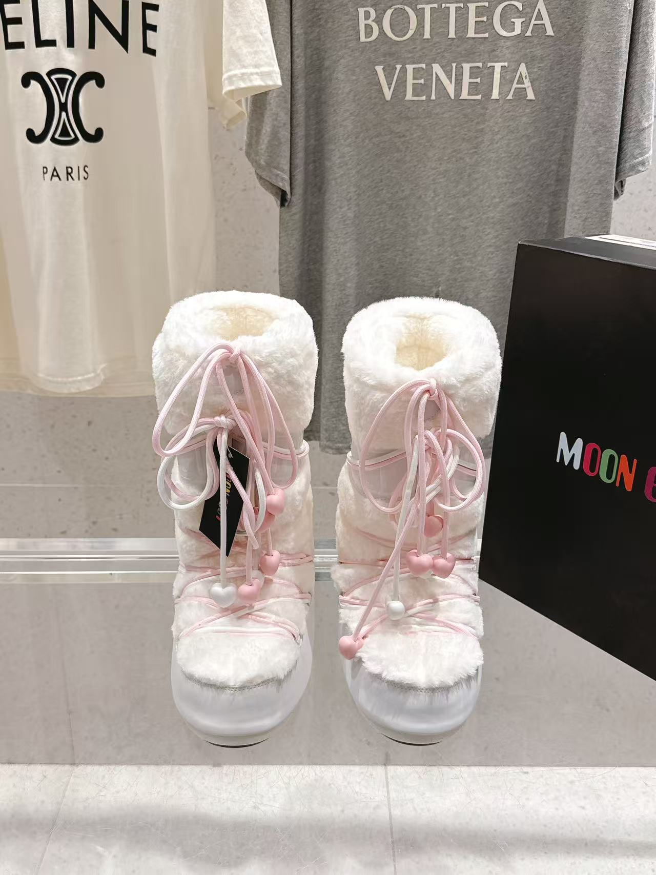 NO:577413,MoonBoot, warm boots, aerospace boots, ski boots, snow boots, full of black technology, a must-have warm weapon for home and travel in autumn and winter. Fabrics: woven lambswool, cow leather, waterproof silk cloth. Lining: woven lambswool, velvet. Non-slip and wear-resistant rubber sole. Packaging original shoe box. Code number: 34-41, boots, snow boots, boots, cowhide.19860909MoonBoot、保暖靴 航天靴.滑雪靴.雪地靴,满满的黑科技 秋冬居家、出行必备保暖神器 面料复织羊羔毛.牛皮革.防水丝绸布 内里复织羊羔毛、天鹅绒 鞋底防滑耐磨橡胶底 包装原版鞋盒 码数34—41,靴子雪地靴,boots,cowhide,Women's Shoes