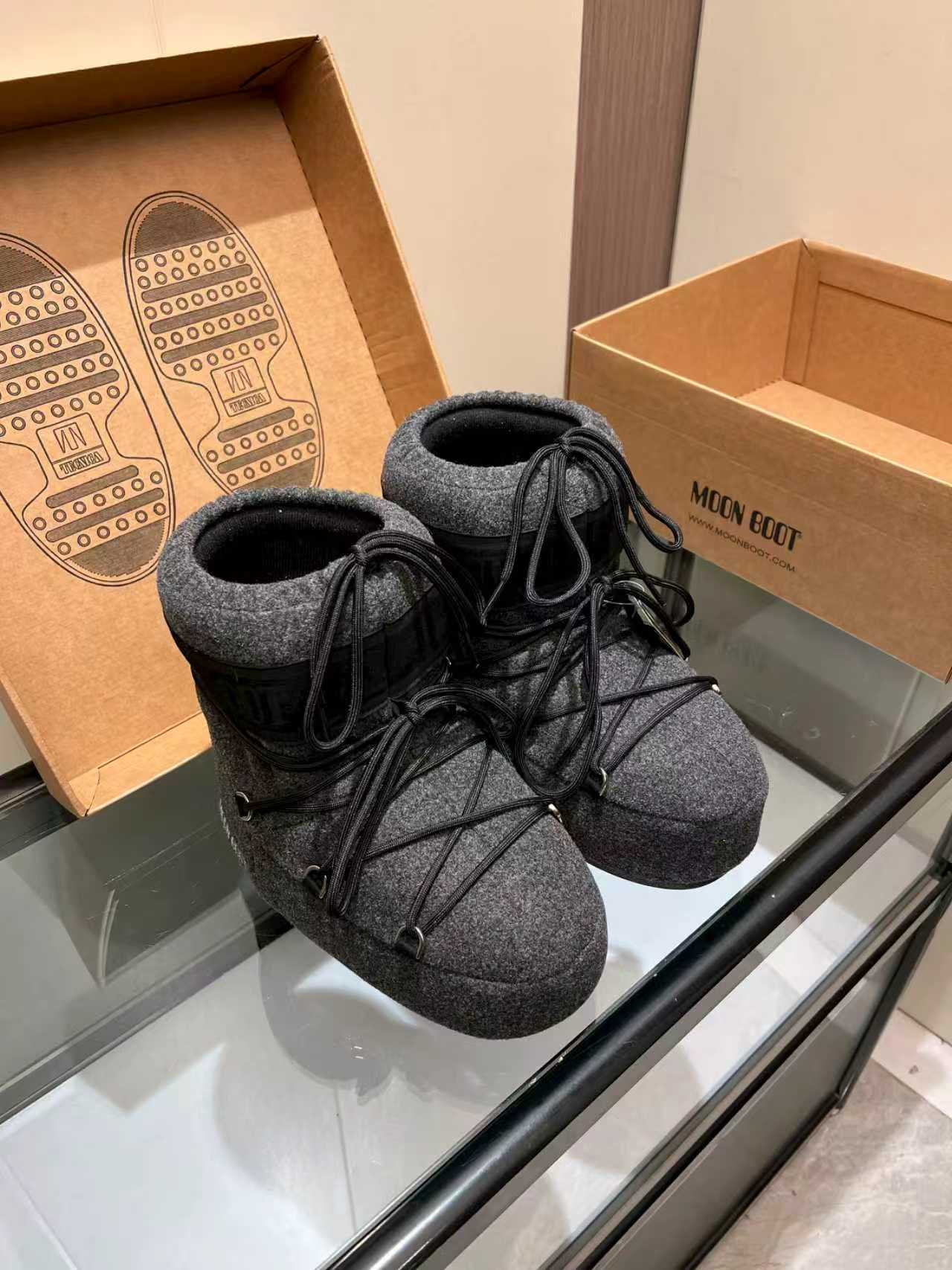 NO:625881,MoonBoot, warm boots, aerospace boots, ski boots, snow boots, full of black technology, a must-have thermal artifact for home and travel in autumn and winter. Fabric cow leather, waterproof silk cloth. Lining woven with lamb wool, velvet. Anti-slip and wear-resistant rubber sole. Packaging original shoe box. Size S 35-36, M 37-38, L 39-40, (34, 41, customized), snow boots, boots, cowhide.19860909MoonBoot、保暖靴 航天靴.滑雪靴.雪地靴,满满的黑科技 秋冬居家、出行必备保暖神器 面料牛皮革、防水丝绸布 内里复织羊羔毛、天鹅绒 鞋底防滑耐磨橡胶底 包装原版鞋盒 码数S 35-36,M 37-38,L 39-40,（34,41,定做）,雪地靴,boots,cowhide,Women's Shoes