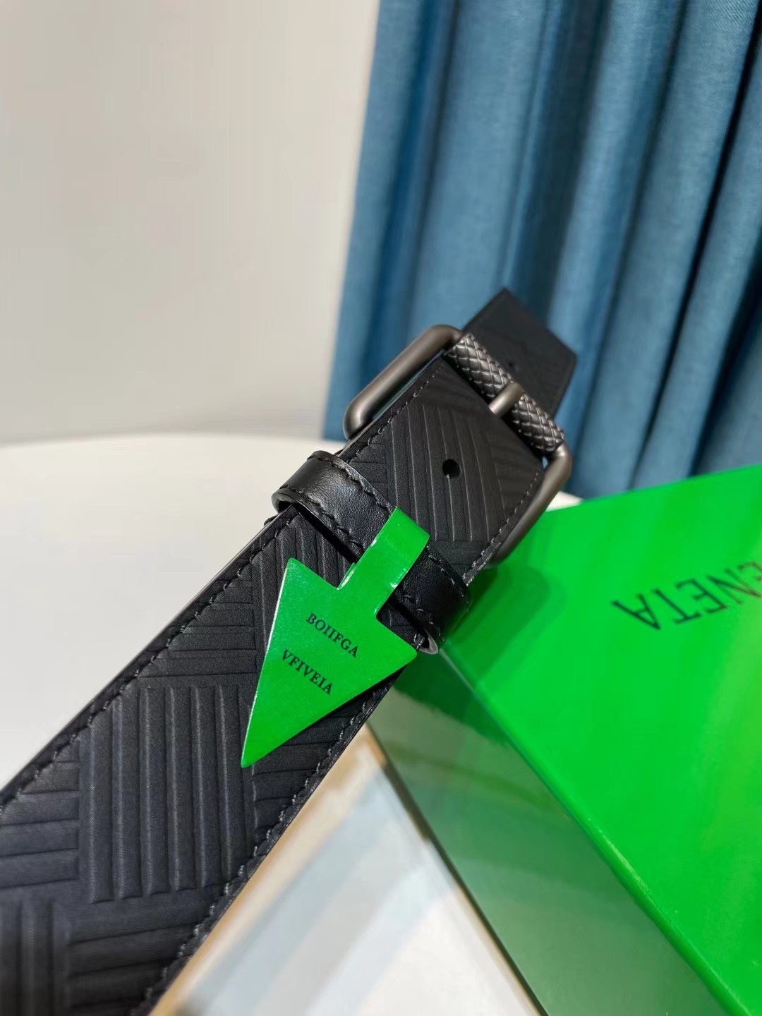 纯手工编织皮带可为休闲装或正装造型增添优雅韵味是低调奢华的典范[嘴唇]采用意大利柔软的小牛皮全手工精工打