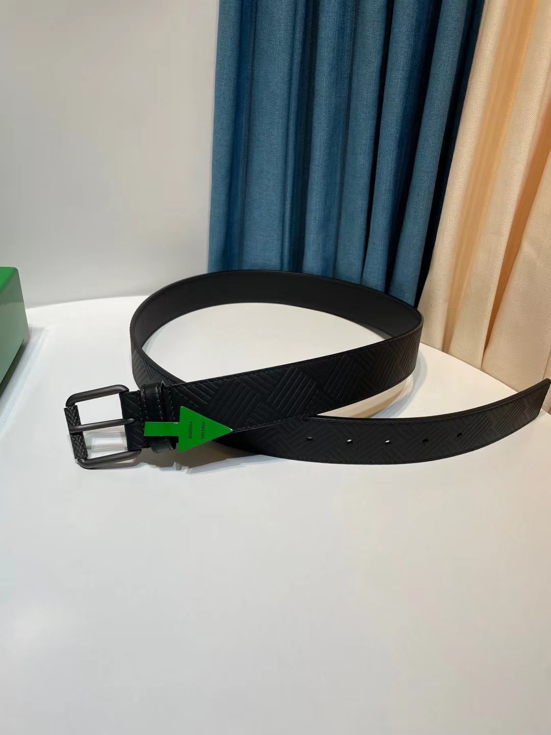 纯手工编织皮带可为休闲装或正装造型增添优雅韵味是低调奢华的典范[嘴唇]采用意大利柔软的小牛皮全手工精工打