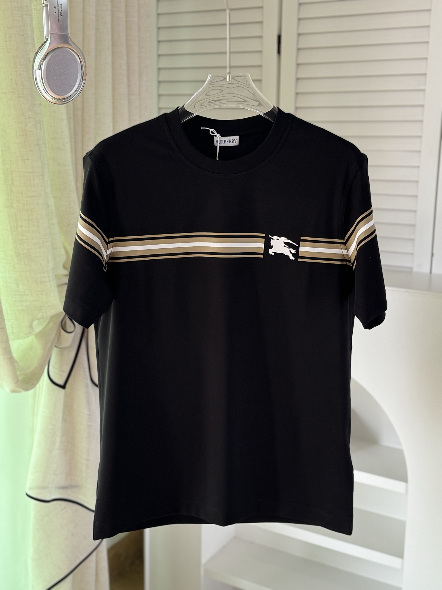 NO:123866,Burberry's new spring and summer new style first-time counter has the latest short-sleeved round-neck T-shirt with high-end customization and avant-garde and fashionable design!  Brand logo heavy craft design, high-end customized mercerated cloud cotton fabric, soft feel, comfortable to wear, exquisite counter-level car line, fine workmanship, invincible and handsome upper body effect!  A must-have item for handsome men!  Color black white Number M-3XL AAA4, burberry, T-shirt,tees, t-shirt,alexander wang19860909巴宝莉 2025春夏新款首发专柜最新款短袖圆领T恤 高端订制 设计前卫时尚！品牌logo重工艺设计 高端定制丝光云朵棉面料.手感柔软.穿着舒适.专柜级别精致车线.做工精细.上身效果无敌帅气！型男必备单品！ 颜色黑色 白色 码数M-3XL AAA4,,burberry,T-shirt,tees，t-shirt,alexander wang,Men's clothing