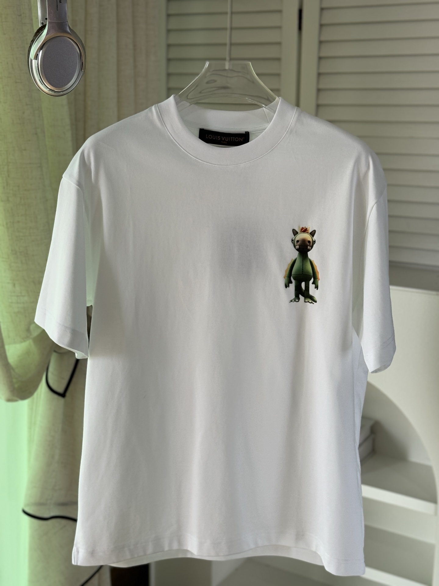 NO:123842,L V Louis Vuitton 2025 spring and summer new first-time counter latest short-sleeved round-neck T-shirt, high-end customization, avant-garde and fashionable design!  Brand logo heavy craft design, high-end customized mercerated cloud cotton fabric, soft feel, comfortable to wear, exquisite counter-level car line, fine workmanship, invincible and handsome upper body effect!  A must-have item for handsome men!  Color black white Number M-3XL AAA4,,louis vuitton,T-shirt,tees,t-shirt,alexander wang19860909L V 路易威登 2025春夏新款首发专柜最新款短袖圆领T恤 高端订制 设计前卫时尚！品牌logo重工艺设计 高端定制丝光云朵棉面料.手感柔软.穿着舒适.专柜级别精致车线.做工精细.上身效果无敌帅气！型男必备单品！ 颜色黑色 白色 码数M-3XL AAA4,,louis vuitton,T-shirt,tees，t-shirt,alexander wang,Men's clothing