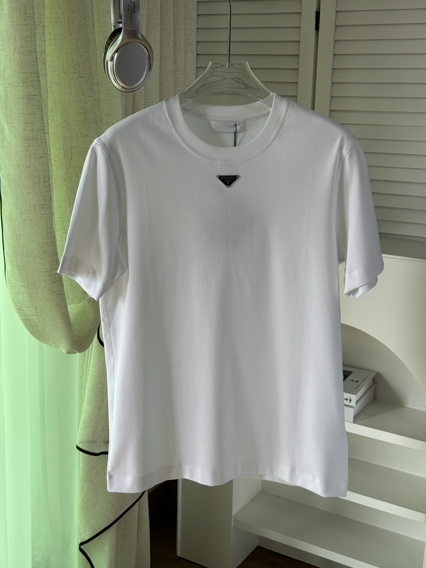 NO:123845,Prada Prada 2025 spring and summer new first-time counter latest short-sleeved round-neck T-shirt, high-end customization, avant-garde and fashionable design!  Brand logo heavy craft design, high-end customized mercerated cloud cotton fabric, soft feel, comfortable to wear, exquisite counter-level car line, fine workmanship, invincible and handsome upper body effect!  A must-have item for handsome men!  Color black white Number M-3XL AAA4,,prada,prada,T-shirt,tees,t-shirt,alexander wang19860909普拉达 Prada 2025春夏新款首发专柜最新款短袖圆领T恤 高端订制 设计前卫时尚！品牌logo重工艺设计 高端定制丝光云朵棉面料.手感柔软.穿着舒适.专柜级别精致车线.做工精细.上身效果无敌帅气！型男必备单品！ 颜色黑色 白色 码数M-3XL AAA4,,prada,prada,T-shirt,tees，t-shirt,alexander wang,Men's clothing