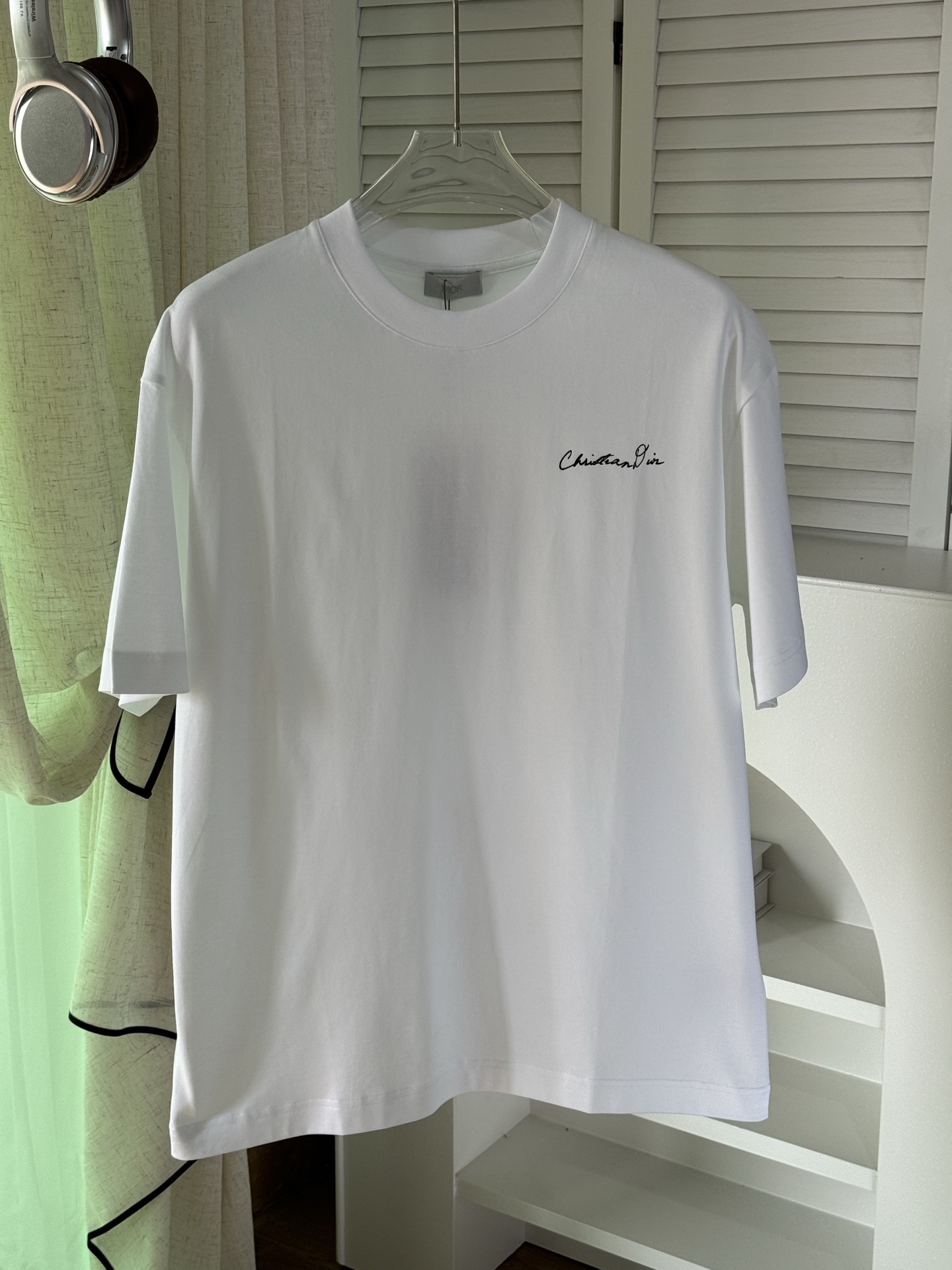 NO:123848,Dior 2025 spring and summer new model first-time counter latest short-sleeved round-neck T-shirt, high-end customization, avant-garde and fashionable design!  Brand logo heavy craft design, high-end customized mercerated cloud cotton fabric, soft feel, comfortable to wear, exquisite counter-level car line, fine workmanship, invincible and handsome upper body effect!  A must-have item for handsome men!  Color black white Number M-3XL AAA4,,dior,dior,T-shirt,tees,t-shirt,alexander wang19860909迪奥 Dior 2025春夏新款首发专柜最新款短袖圆领T恤 高端订制 设计前卫时尚！品牌logo重工艺设计 高端定制丝光云朵棉面料.手感柔软.穿着舒适.专柜级别精致车线.做工精细.上身效果无敌帅气！型男必备单品！ 颜色黑色 白色 码数M-3XL AAA4,,dior,dior,T-shirt,tees，t-shirt,alexander wang,Men's clothing