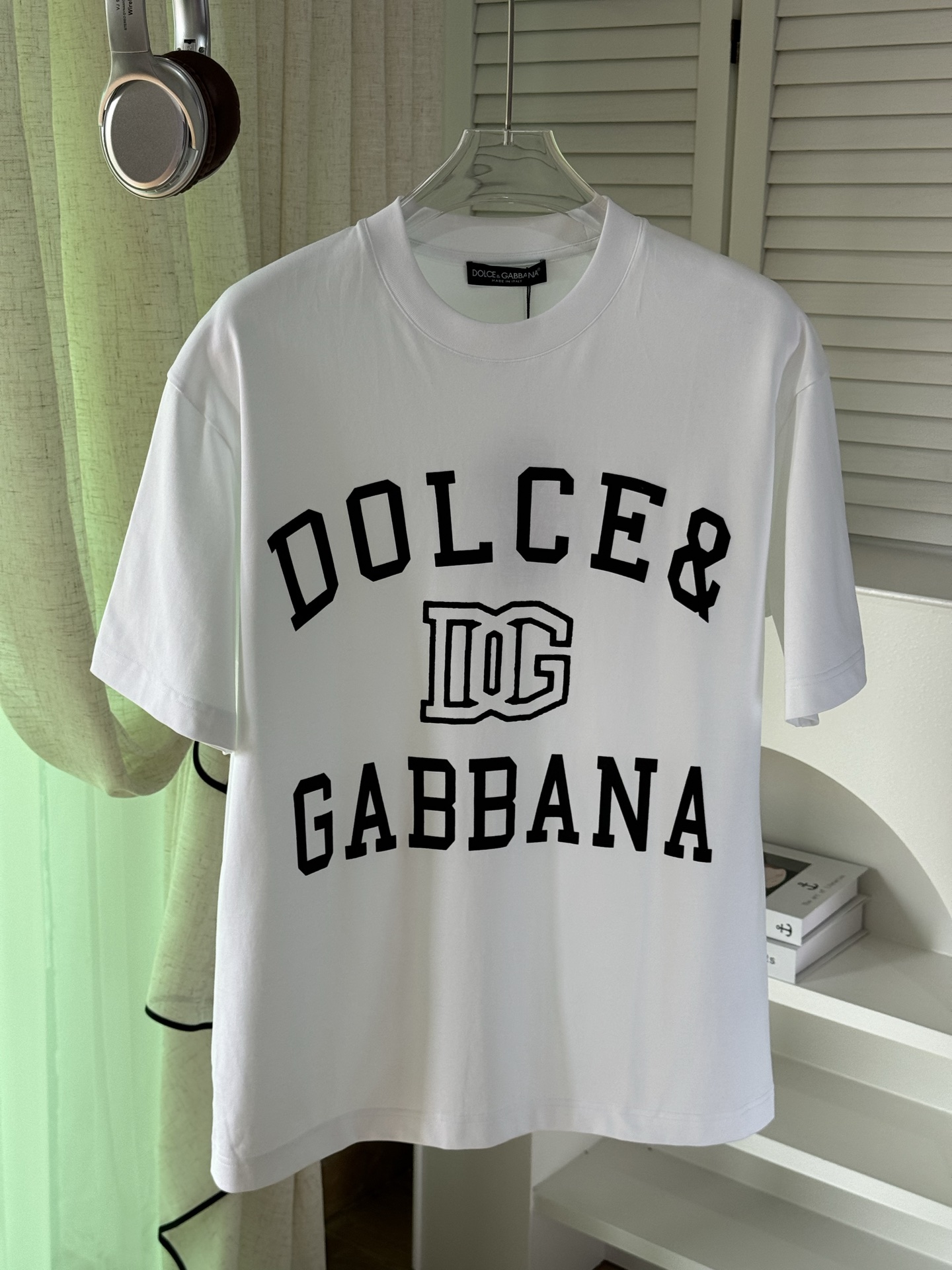 NO:123851,DG Dolce & Gabbana 2025 spring and summer new first-time counter latest short-sleeved round-neck T-shirt, high-end customization, avant-garde and fashionable design!  Brand logo heavy craft design, high-end customized mercerated cloud cotton fabric, soft feel, comfortable to wear, exquisite counter-level car line, fine workmanship, invincible and handsome upper body effect!  A must-have item for handsome men!  Color black white Number M-3XL AAA4, Dolce & Gabbana, Dolce & Gabbana, T-shirt,tees, t-shirt,alexander wang19860909DG 杜嘉班纳 2025春夏新款首发专柜最新款短袖圆领T恤 高端订制 设计前卫时尚！品牌logo重工艺设计 高端定制丝光云朵棉面料.手感柔软.穿着舒适.专柜级别精致车线.做工精细.上身效果无敌帅气！型男必备单品！ 颜色黑色 白色 码数M-3XL AAA4,,Dolce&Gabbana,Dolce&Gabbana,T-shirt,tees，t-shirt,alexander wang,Men's clothing