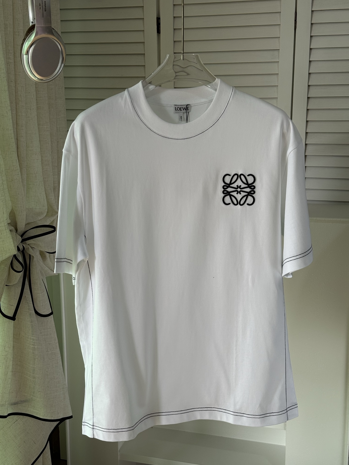 NO:123854,Loewe's new spring and summer new style of the first counter, the latest short-sleeved round-neck T-shirt, high-end customization, avant-garde and fashionable design!  Brand logo heavy craft design, high-end customized mercerated cloud cotton fabric, soft feel, comfortable to wear, exquisite counter-level car line, fine workmanship, invincible and handsome upper body effect!  A must-have item for handsome men!  Color black white Number M-3XL AAA4, loewe,loewe,T-shirt,tees,t-shirt,alexander wang19860909罗意威 loewe 2025春夏新款首发专柜最新款短袖圆领T恤 高端订制 设计前卫时尚！品牌logo重工艺设计 高端定制丝光云朵棉面料.手感柔软.穿着舒适.专柜级别精致车线.做工精细.上身效果无敌帅气！型男必备单品！ 颜色黑色 白色 码数M-3XL AAA4,,loewe,loewe,T-shirt,tees，t-shirt,alexander wang,Men's clothing