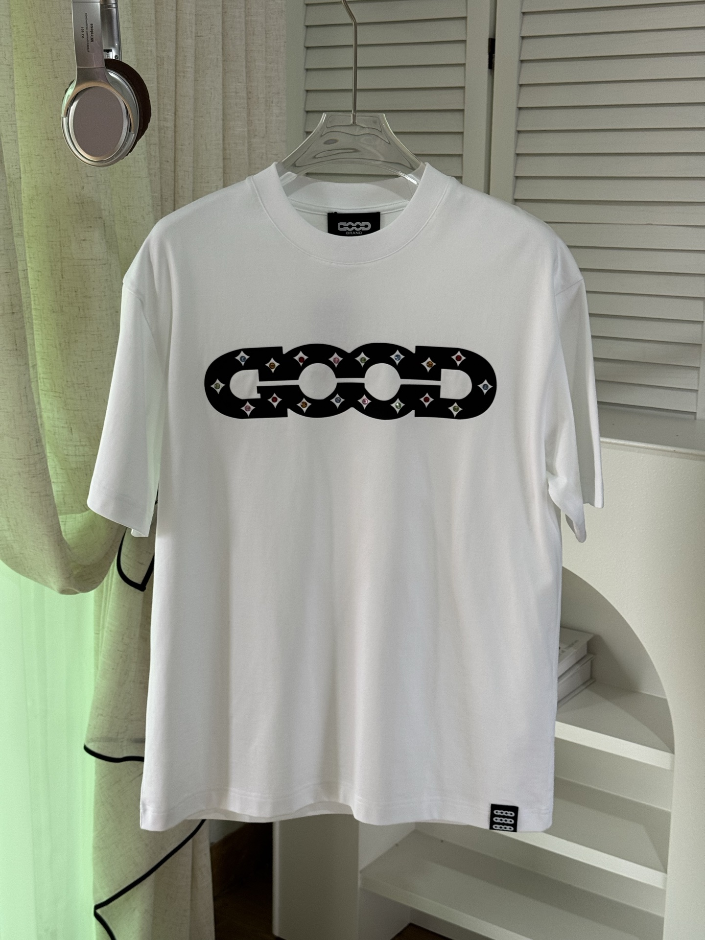 NO:123857,The latest short-sleeved round-neck T-shirt in the 2025 spring and summer new style first-time counter, high-end customization, avant-garde and fashionable design!  Brand logo heavy craft design, high-end customized mercerated cloud cotton fabric, soft feel, comfortable to wear, exquisite counter-level car line, fine workmanship, invincible and handsome upper body effect!  A must-have item for handsome men!  Color black white Number M-3XL AAA4, T-shirt,tees,t-shirt,alexander wang198609092025春夏新款首发专柜最新款短袖圆领T恤 高端订制 设计前卫时尚！品牌logo重工艺设计 高端定制丝光云朵棉面料.手感柔软.穿着舒适.专柜级别精致车线.做工精细.上身效果无敌帅气！型男必备单品！ 颜色黑色 白色 码数M-3XL AAA4,,T-shirt,tees，t-shirt,alexander wang,Men's clothing