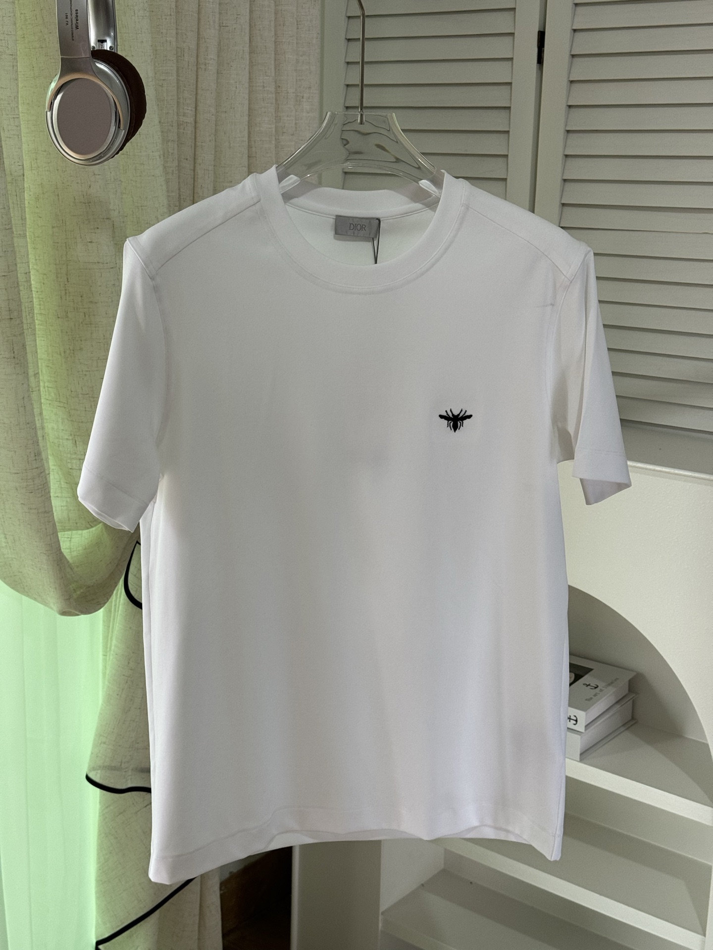 NO:123860,Dior 2025 spring and summer new model first-time counter latest short-sleeved round-neck T-shirt, high-end customization, avant-garde and fashionable design!  Brand logo heavy craft design, high-end customized mercerated cloud cotton fabric, soft feel, comfortable to wear, exquisite counter-level car line, fine workmanship, invincible and handsome upper body effect!  A must-have item for handsome men!  Color black white Number M-3XL AAA4,,dior,dior,T-shirt,tees,t-shirt,alexander wang19860909迪奥 Dior 2025春夏新款首发专柜最新款短袖圆领T恤 高端订制 设计前卫时尚！品牌logo重工艺设计 高端定制丝光云朵棉面料.手感柔软.穿着舒适.专柜级别精致车线.做工精细.上身效果无敌帅气！型男必备单品！ 颜色黑色 白色 码数M-3XL AAA4,,dior,dior,T-shirt,tees，t-shirt,alexander wang,Men's clothing