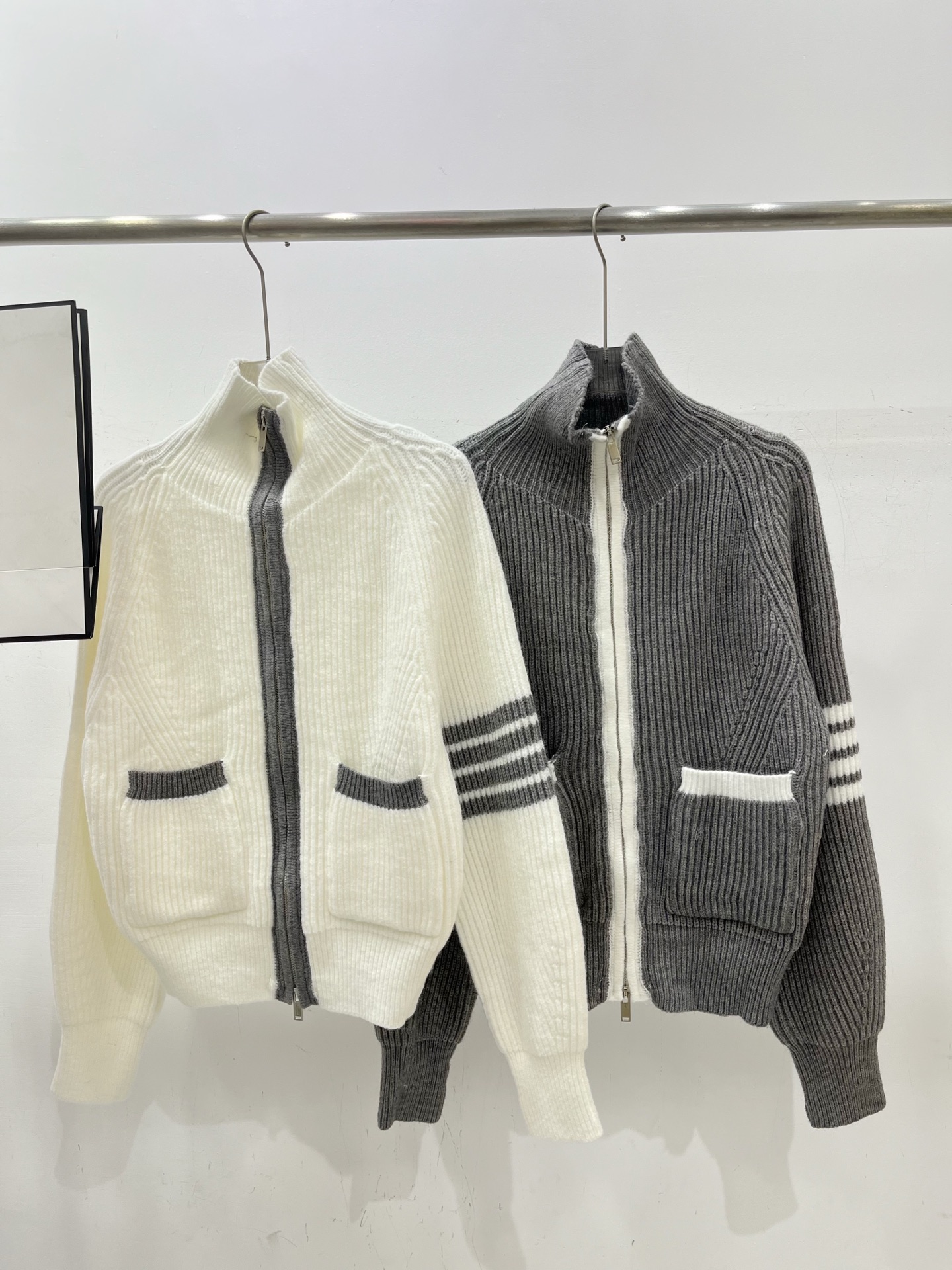 NO:569588,Actual pictures tb* striped contrast color college style high collar zipper cardigan,,alexander wang19860909实拍图tb*杠条撞色学院风高领拉链开衫,,alexander wang,Women's clothing