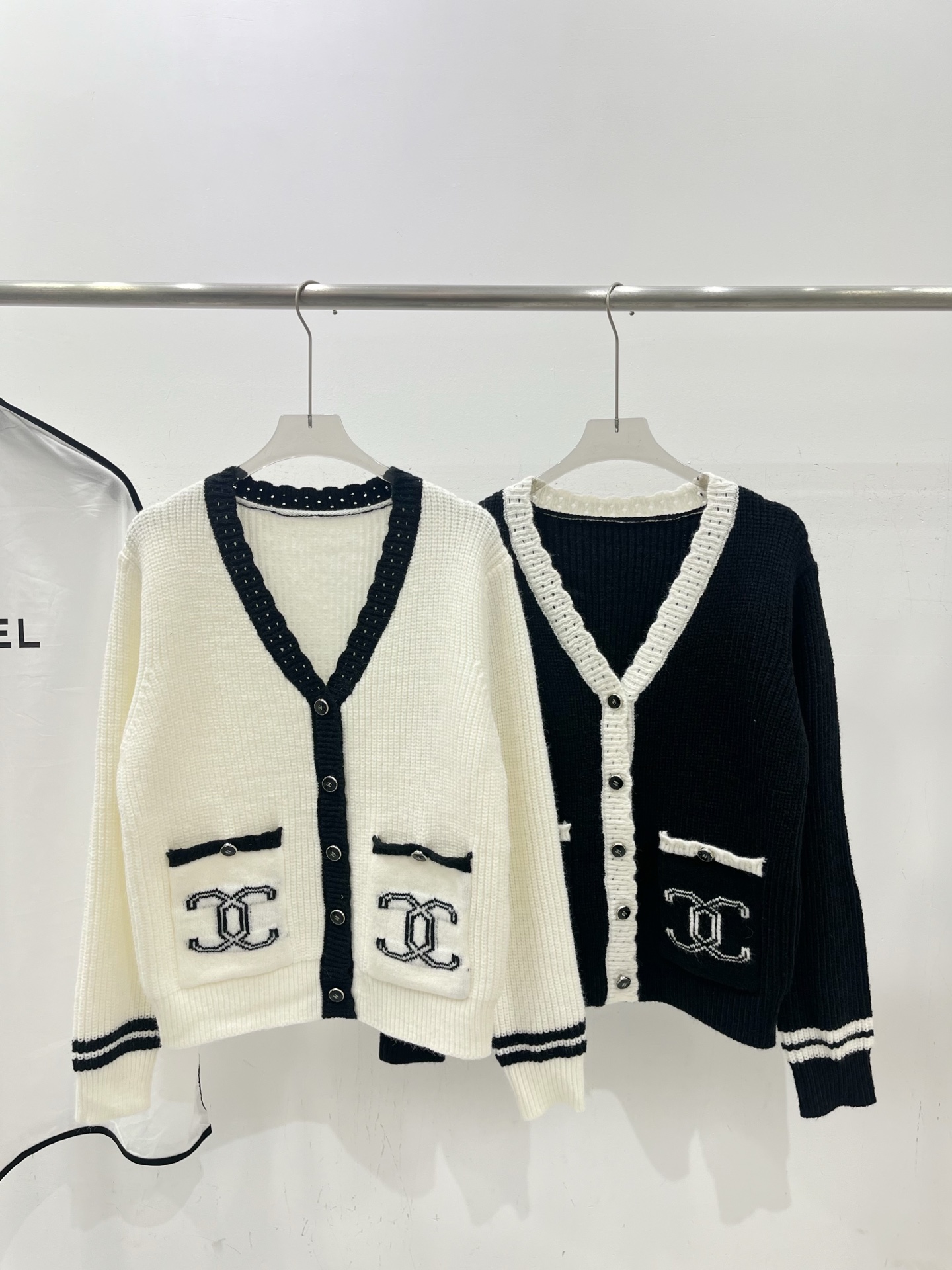 NO:577621,Actual pictures of CH Xiaoxiang pocket long-sleeved V-neck cardigan,,alexander wang19860909实拍图CH小香口袋长袖V领开衫,,alexander wang,Women's clothing