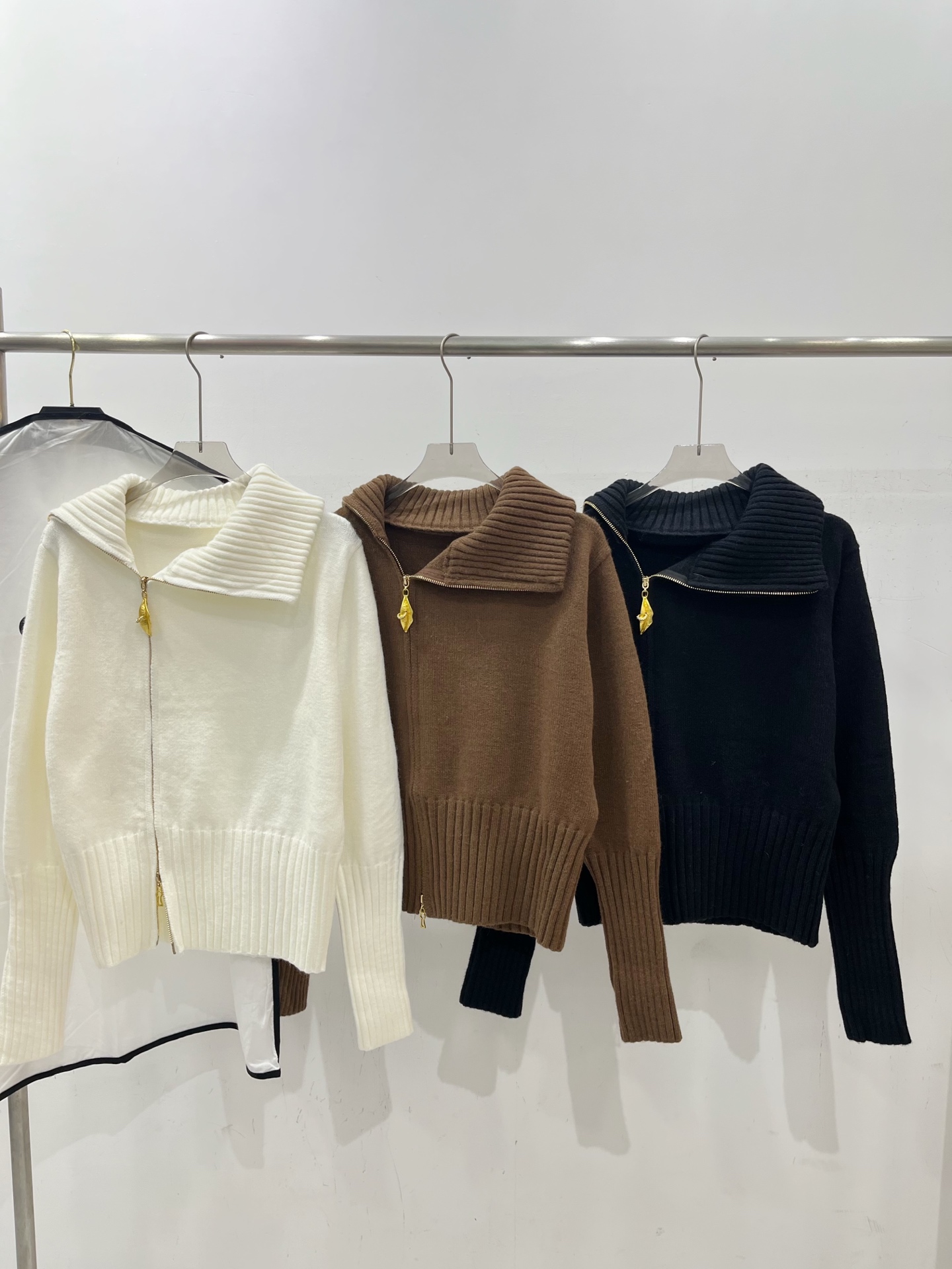 NO:591152,Actual photo of Schiapa leaf zipper lapel side zipper waist cardigan,,alexander wang19860909实拍图Sch夏帕叶子拉链翻领侧拉链收腰开衫,,alexander wang,Women's clothing