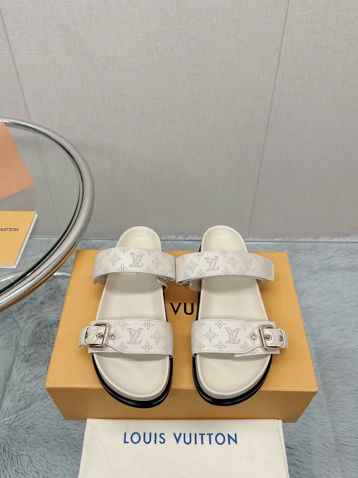 NO:241448,- Top Quality loui* vuitte** New Perforated Casual Slippers This pair of flat and comfortable slippers features grained calfskin, featuring its perforated brand pattern, in harmony with the leather product range. Thanks to its comfortable anatomical insoles and a practical velvet strap, the style combines luxury and ease of wear. The toe strap is complemented by a carved gold button!  Upper grain calfskin inner sheepskin original rubber non-slip sole size 35-39 (40, 41, 42 custom made without return or exchange), slippers, louis vuitton, slippers, cowhide, sheepskin19860909- 顶级品质 loui* vuitte** 新款穿孔休闲拖鞋 这对扁平舒适拖鞋高级的采用粒面小牛皮,以其穿孔的品牌图案为特色,与皮革制品系列相协调.由于其舒适的解剖鞋垫和实用的尼龙搭扣带,该款式结合了豪华和易穿性.鞋头带子辅以一个雕刻的金色扣子装饰！ 鞋面粒面小牛皮 内里羊皮 鞋底原版橡胶防滑底 码数35-39（40、41、42定做不退换）,拖鞋,louis vuitton,slippers,cowhide,sheepskin,Women's Shoes