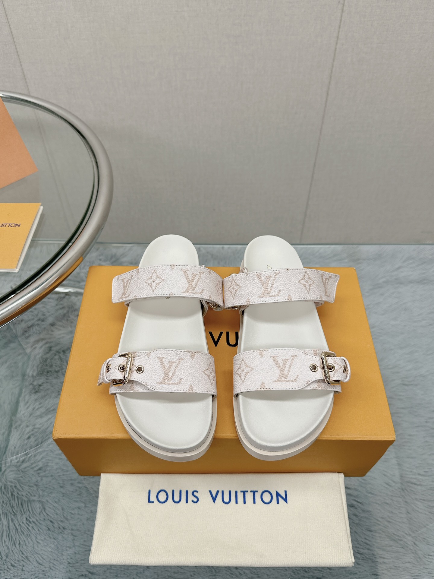 NO:241450,- (Present-made prices vary, please pay attention to the distinction) Top quality loui* vuitte** New perforated casual slippers This pair of flat and comfortable slippers is premium in grained calfskin, featuring its perforated brand pattern, in harmony with the leather product range. Thanks to its comfortable anatomical insoles and practical nylon buckles, the style combines luxury and ease of wear. The toe strap is complemented by a carved gold button!  Upper grain calfskin inner sheepskin original rubber non-slip sole size 35-39 (40, 41, 42 custom made without return or exchange), slippers, louis vuitton, slippers, cowhide, sheepskin19860909-（老花价格不一样,注意区分） 顶级品质 loui* vuitte** 新款穿孔休闲拖鞋 这对扁平舒适拖鞋高级的采用粒面小牛皮,以其穿孔的品牌图案为特色,与皮革制品系列相协调.由于其舒适的解剖鞋垫和实用的尼龙搭扣带,该款式结合了豪华和易穿性.鞋头带子辅以一个雕刻的金色扣子装饰！ 鞋面粒面小牛皮 内里羊皮 鞋底原版橡胶防滑底 码数35-39（40、41、42定做不退换）,拖鞋,louis vuitton,slippers,cowhide,sheepskin,Women's Shoes