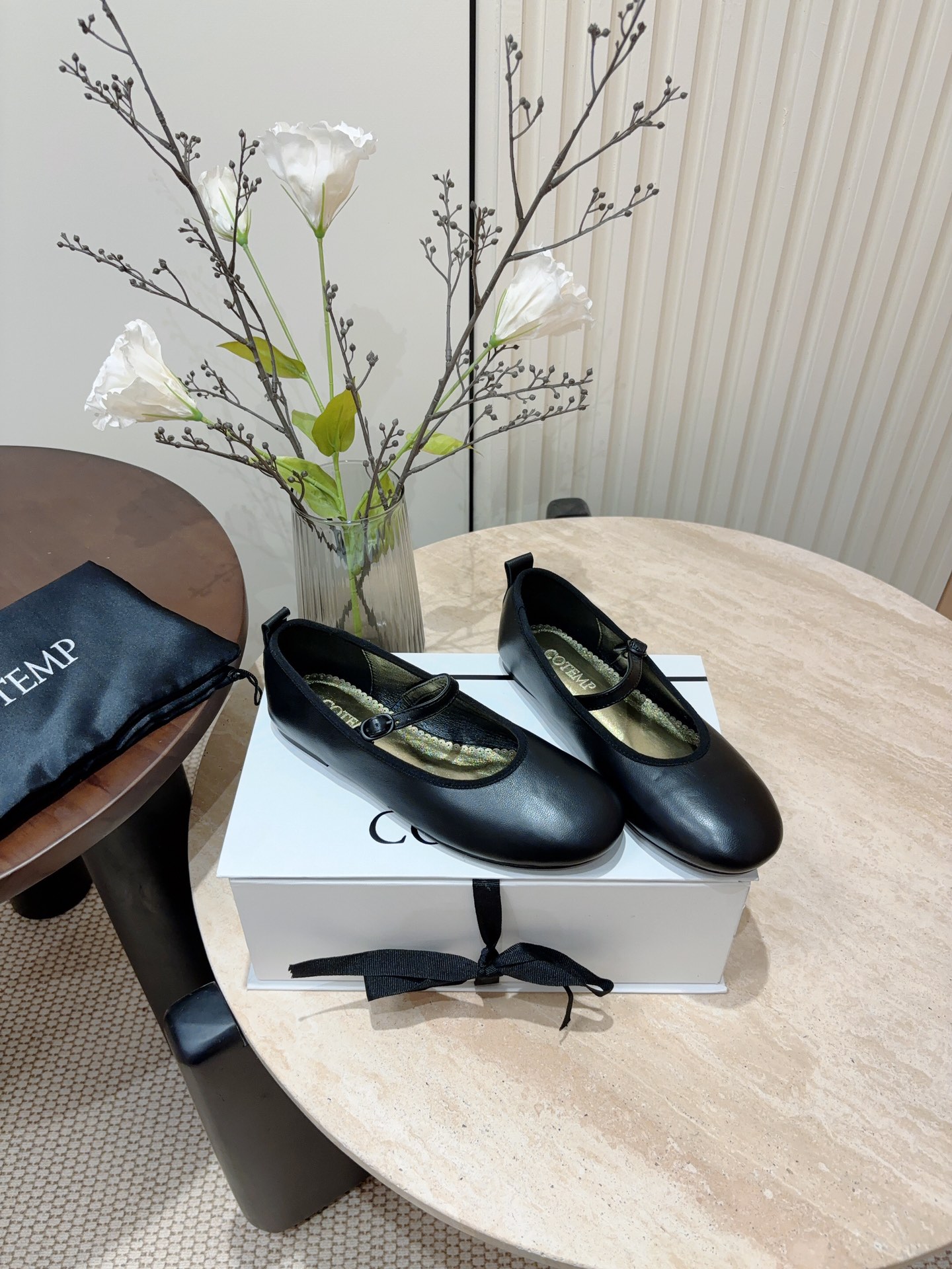 Retro Style Ballet Flats with Metal Button Detail and Italian Leather Sole - 图片 3