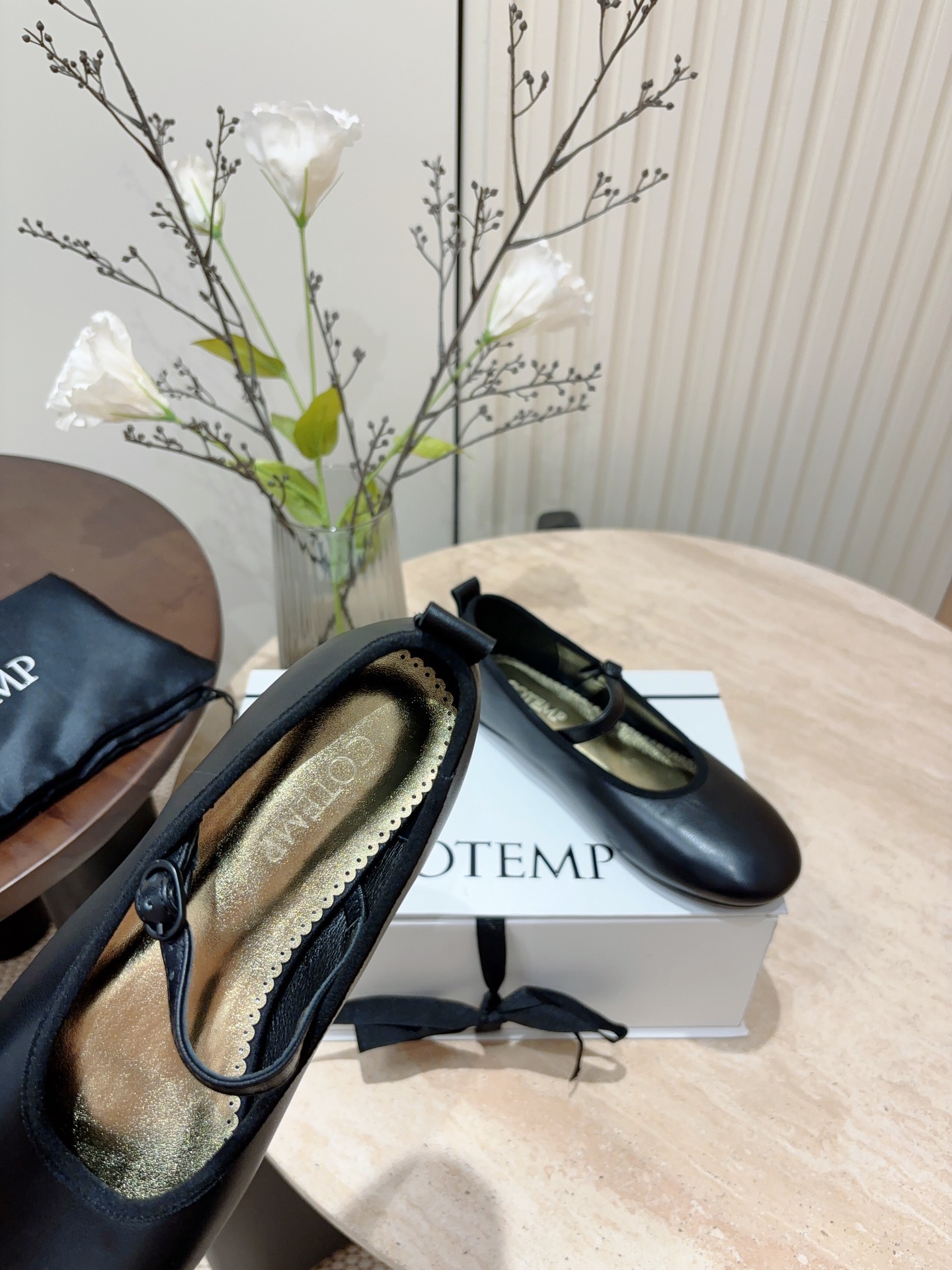 Retro Style Ballet Flats with Metal Button Detail and Italian Leather Sole - 图片 5