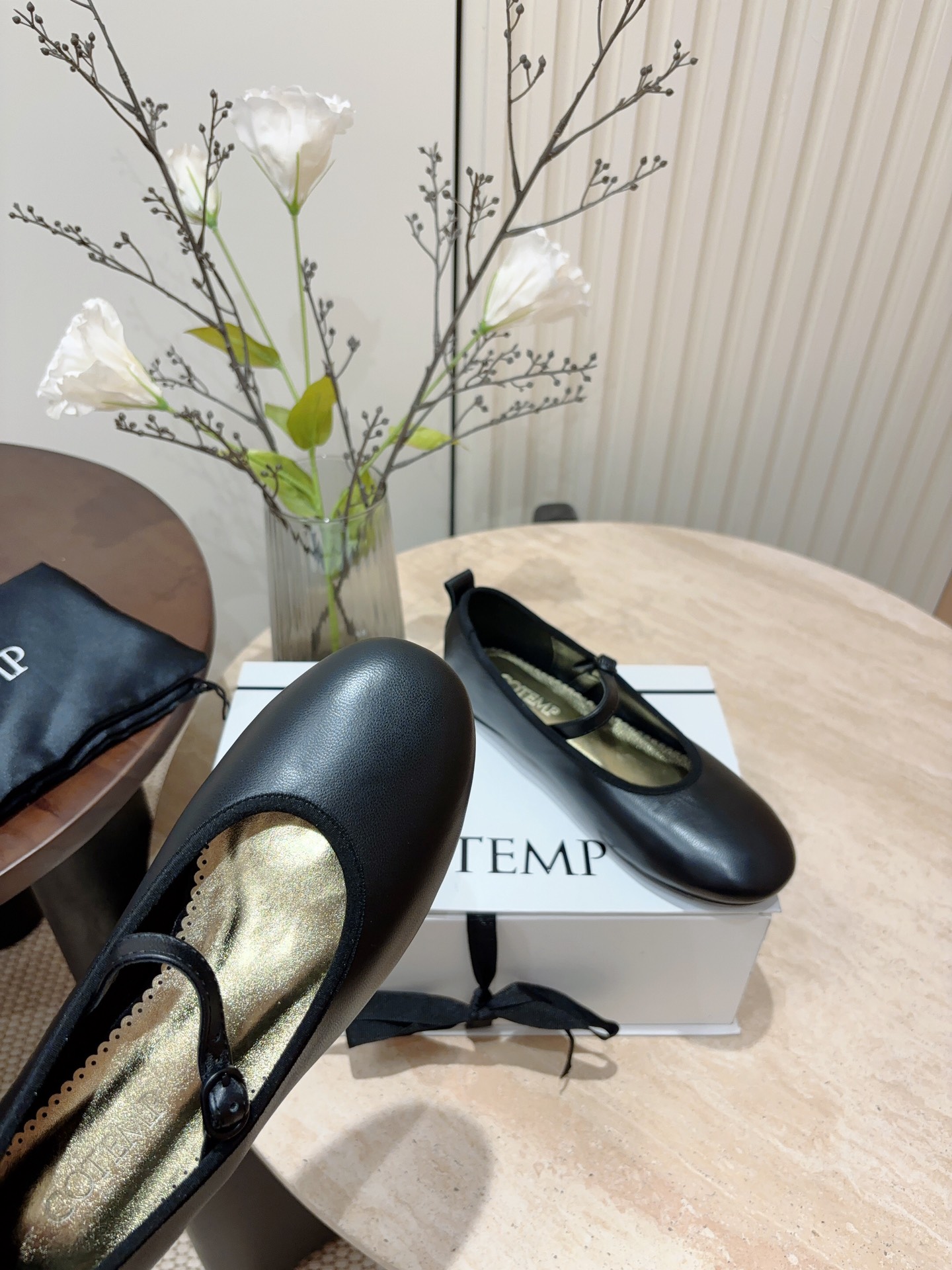 Retro Style Ballet Flats with Metal Button Detail and Italian Leather Sole - 图片 4
