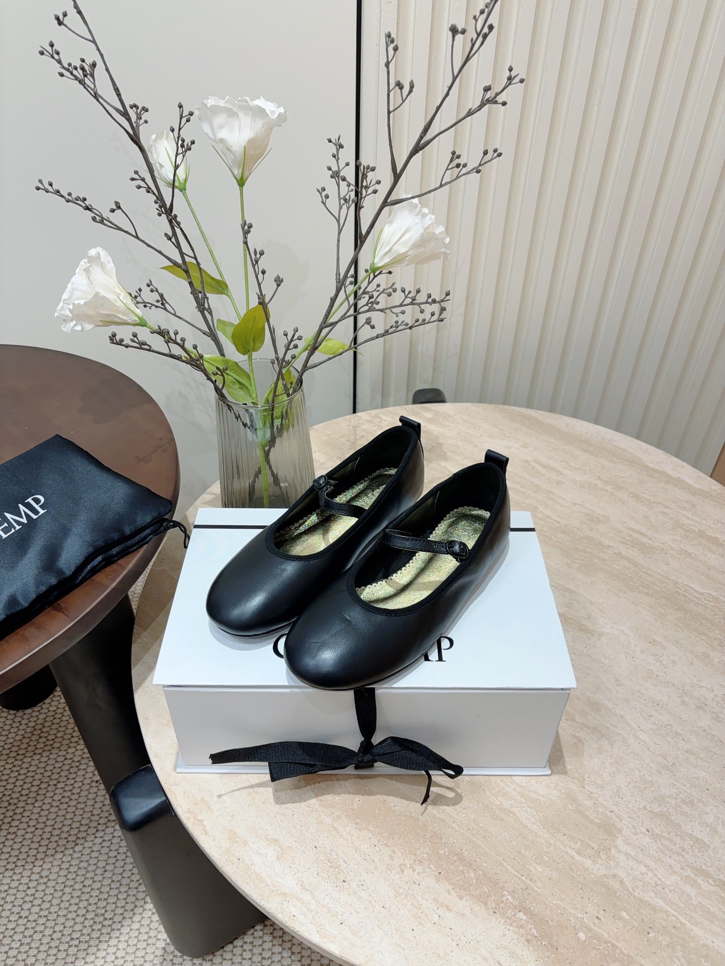 Retro Style Ballet Flats with Metal Button Detail and Italian Leather Sole - 图片 2