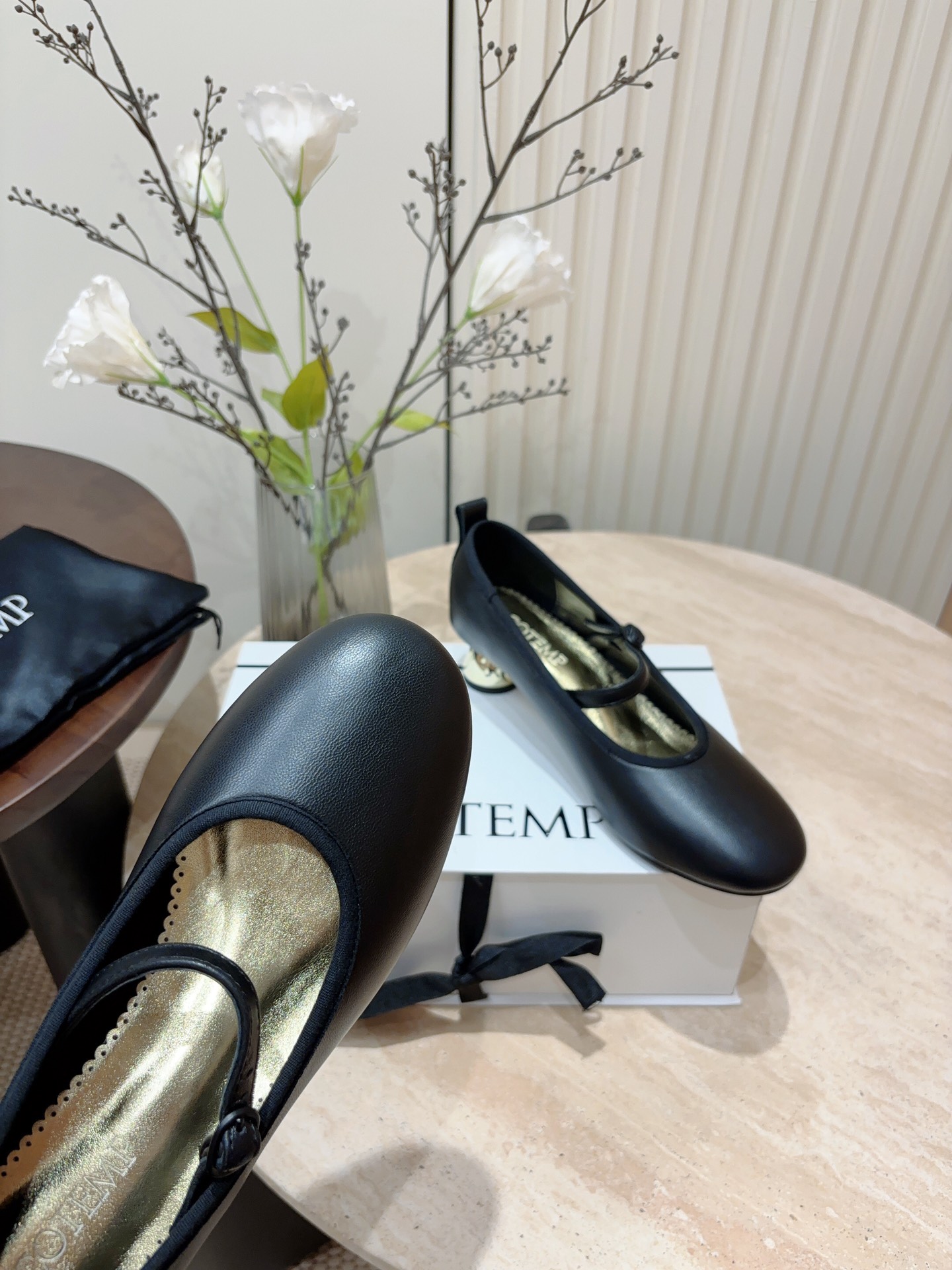 Retro Ballet Shoes with Metal Button Detail in Soft Lamb Skin – P7000 - 图片 4