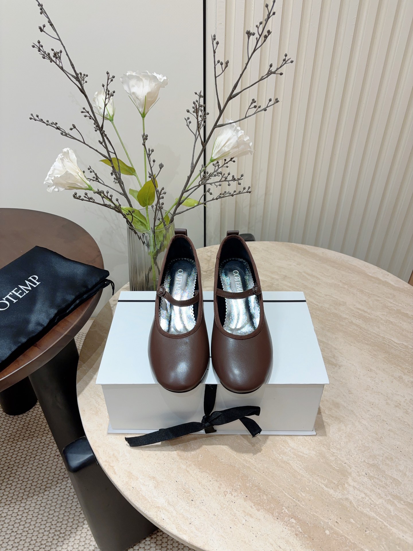 P7000- Ballet Flat Shoes with Retro Skin Sense and Metal Button Detail - 图片 2