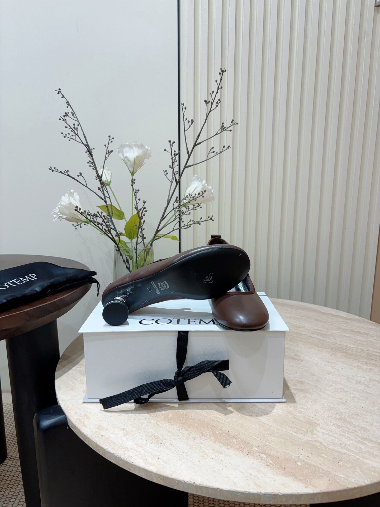 P7000- Ballet Flat Shoes with Retro Skin Sense and Metal Button Detail - 图片 9