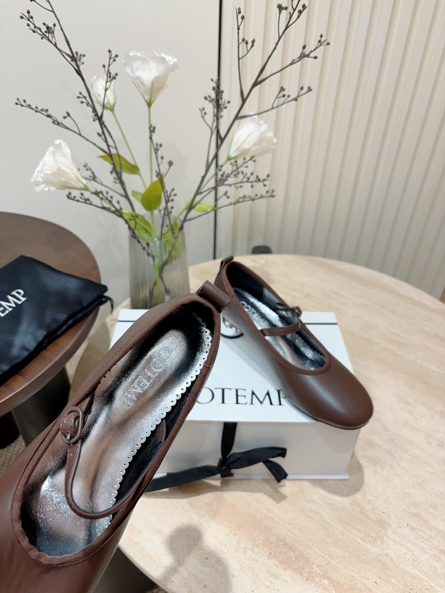P7000- Ballet Flat Shoes with Retro Skin Sense and Metal Button Detail - 图片 5