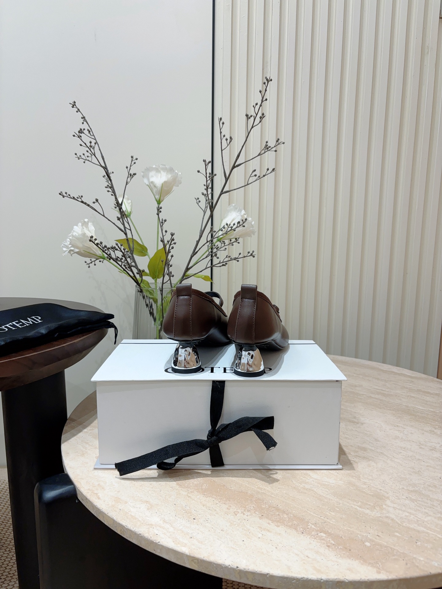 P7000- Ballet Flat Shoes with Retro Skin Sense and Metal Button Detail - 图片 6
