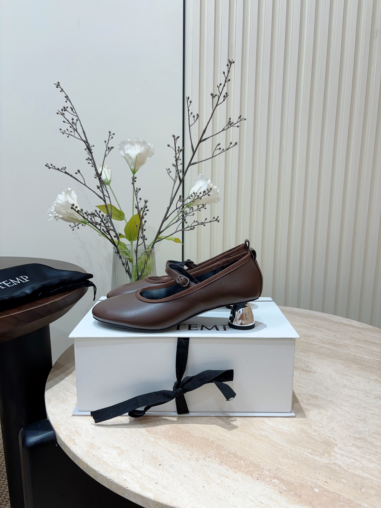P7000- Ballet Flat Shoes with Retro Skin Sense and Metal Button Detail