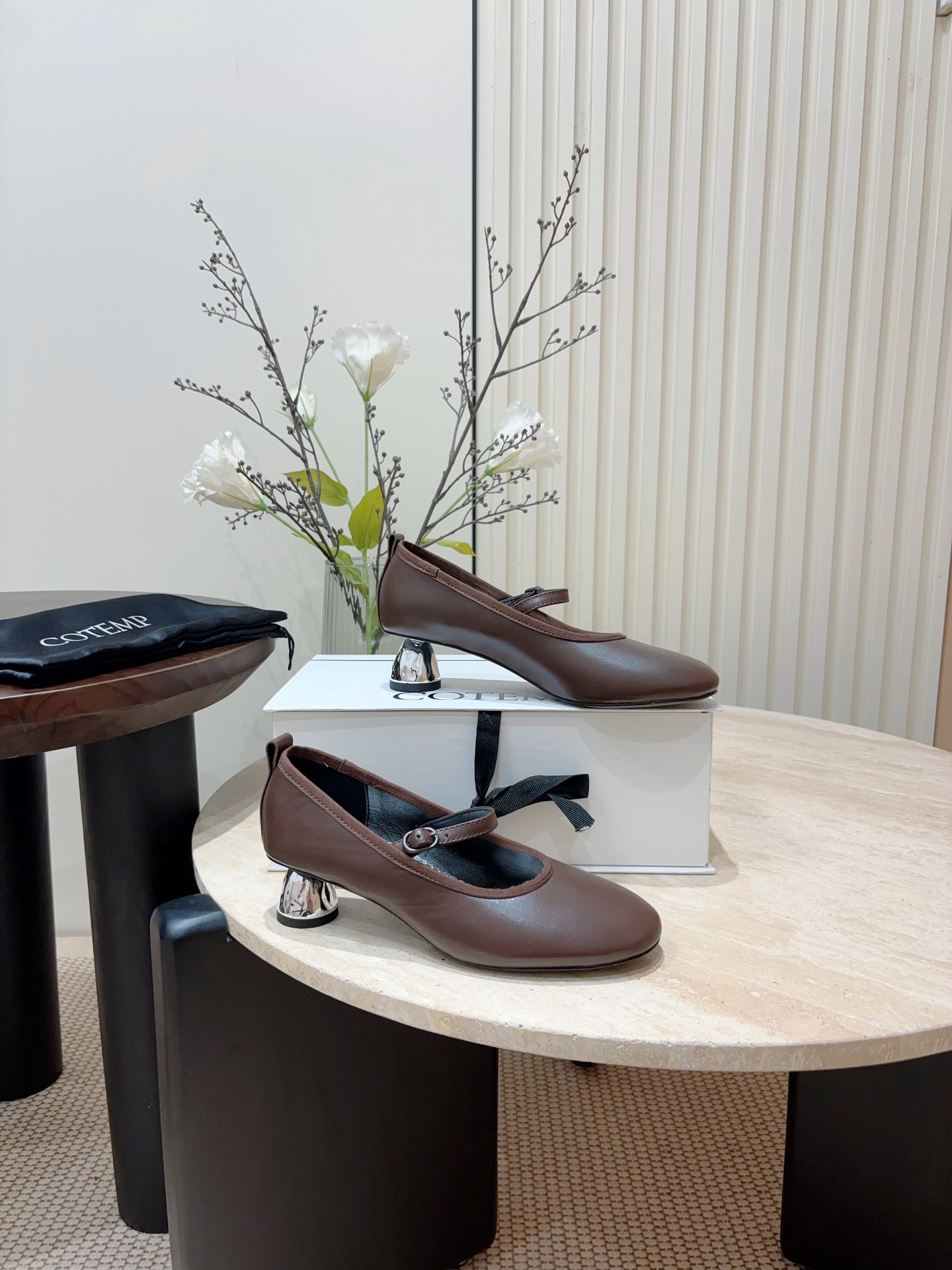 P7000- Ballet Flat Shoes with Retro Skin Sense and Metal Button Detail - 图片 7