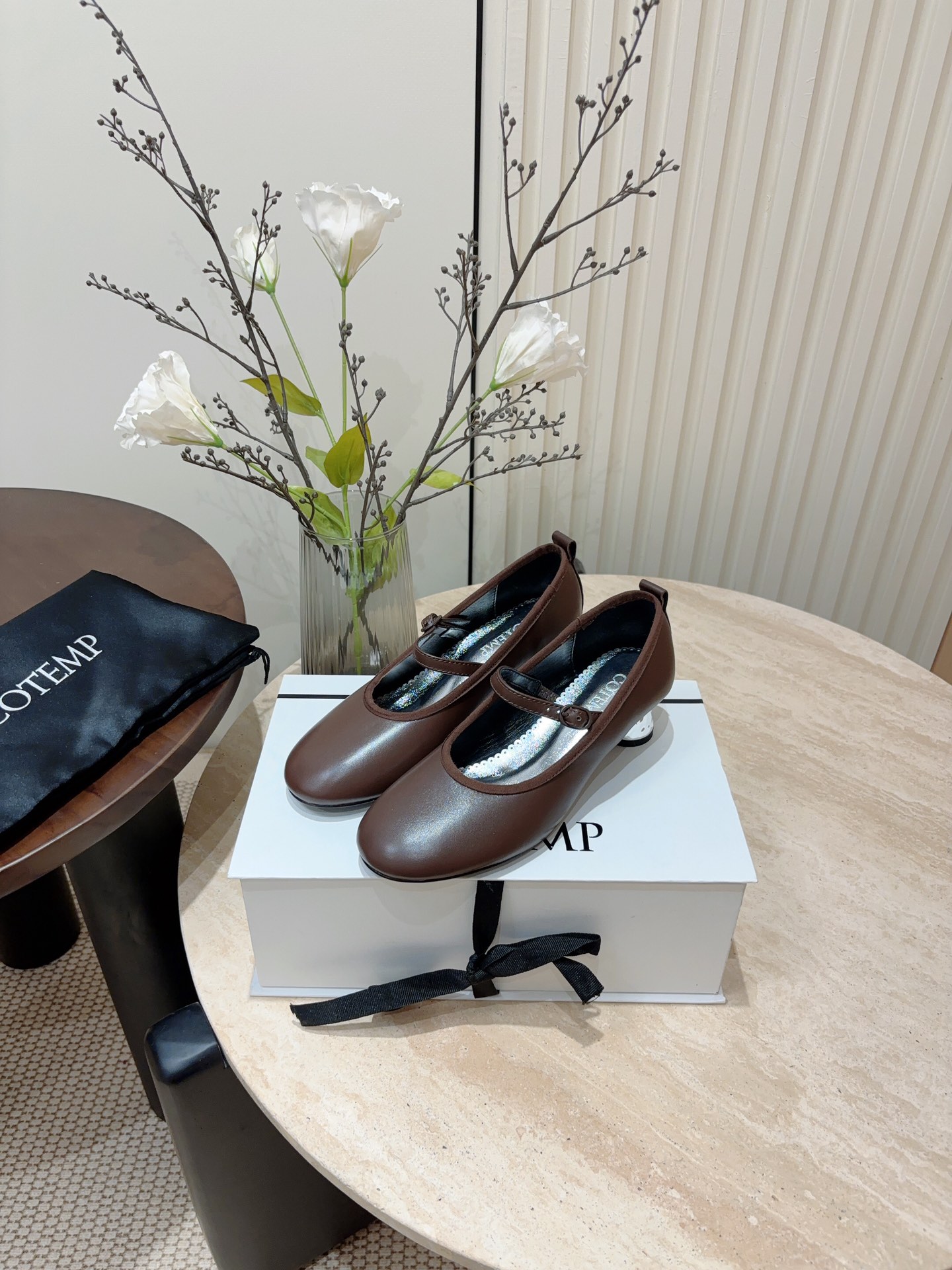 P7000- Ballet Flat Shoes with Retro Skin Sense and Metal Button Detail - 图片 3