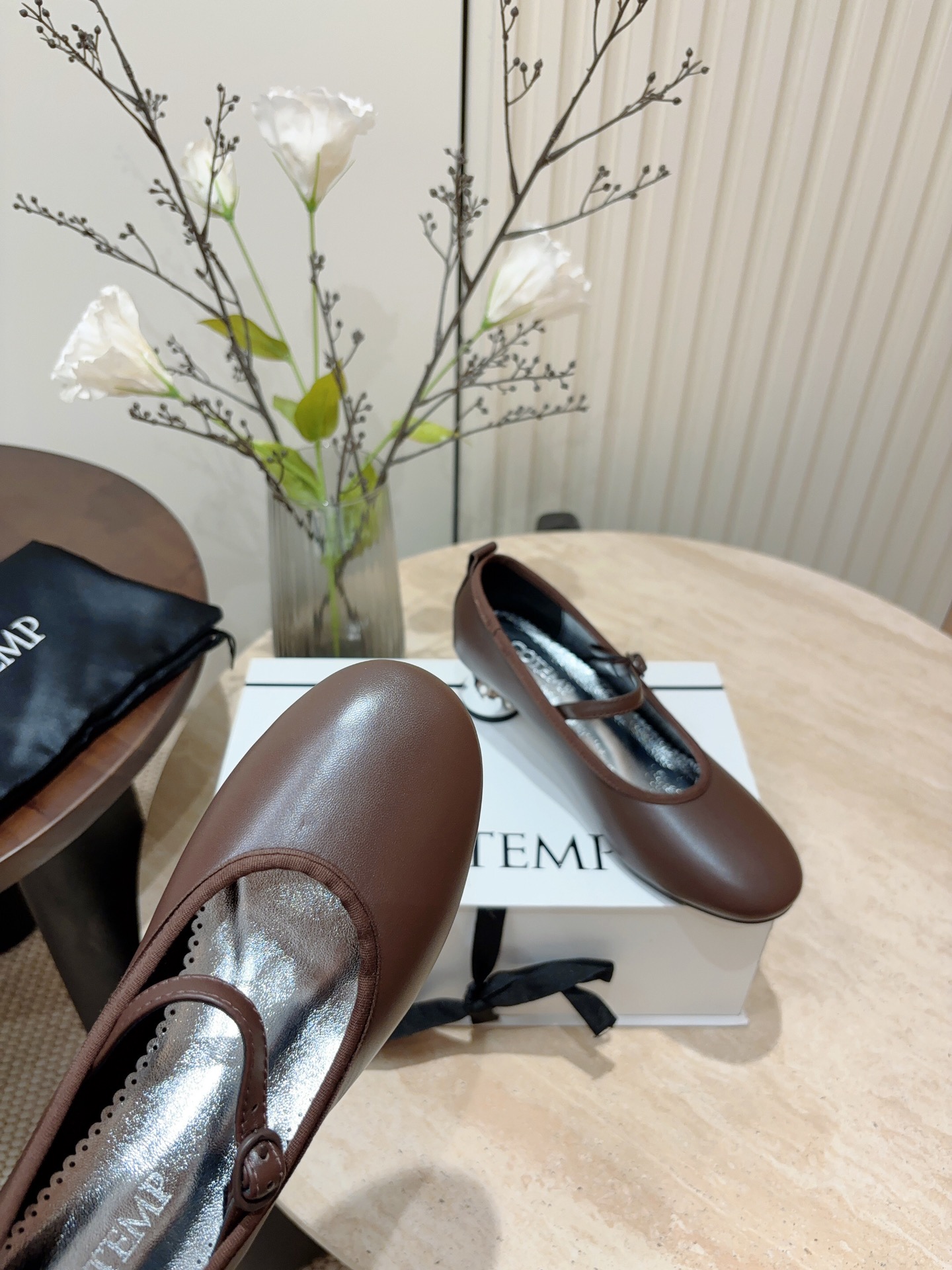 P7000- Ballet Flat Shoes with Retro Skin Sense and Metal Button Detail - 图片 4