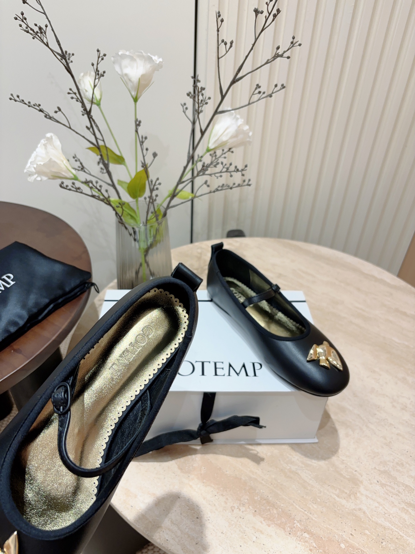 Retro Style: Ballet Flats with Grandmother’s Shoes Design – Soft Leather, Elegant Details - 图片 5