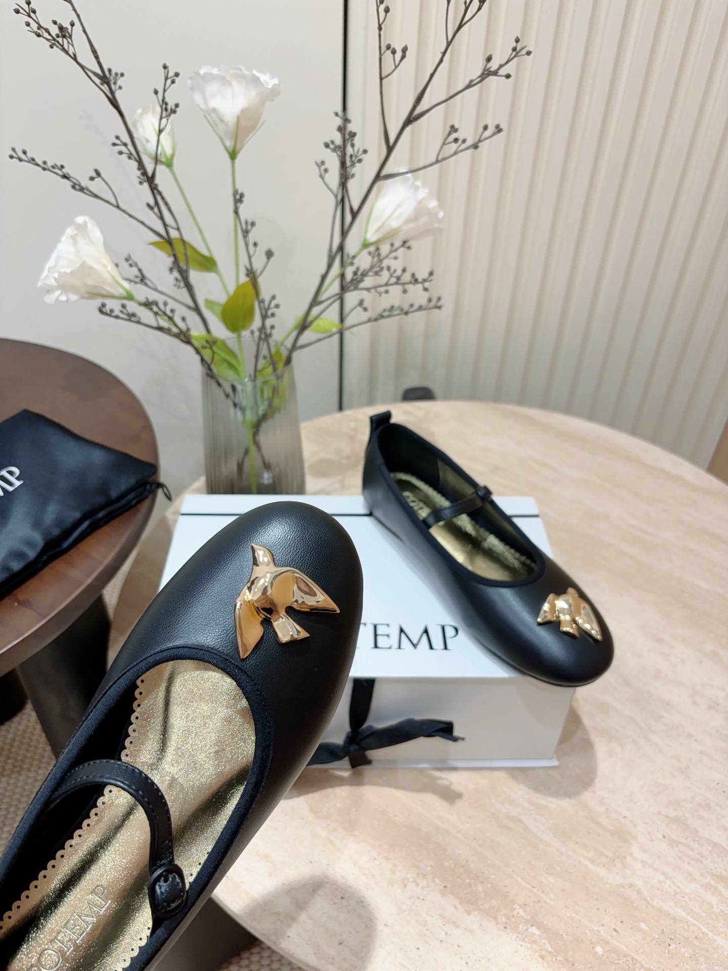 Retro Style: Ballet Flats with Grandmother’s Shoes Design – Soft Leather, Elegant Details - 图片 4