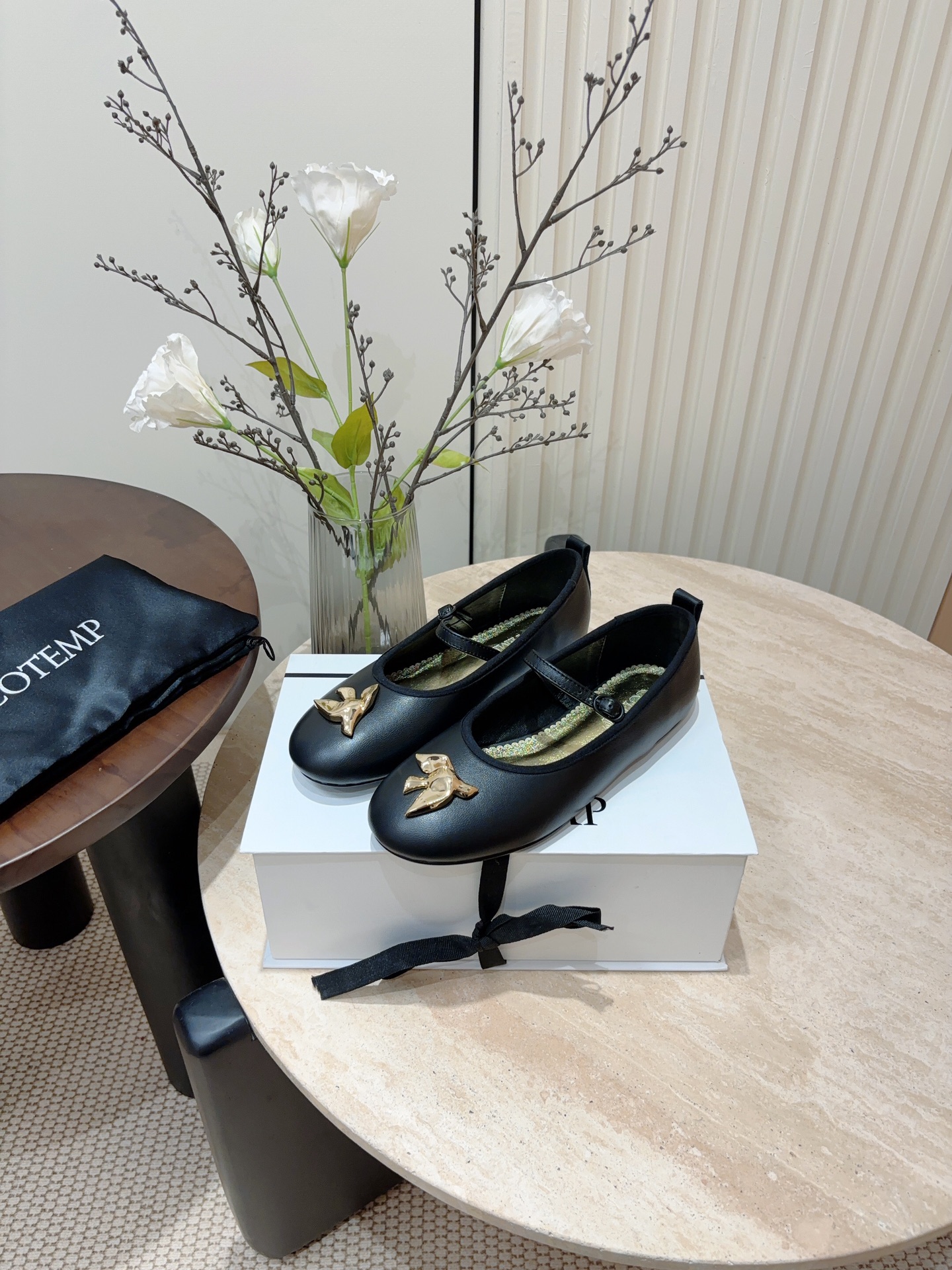 Retro Style: Ballet Flats with Grandmother’s Shoes Design – Soft Leather, Elegant Details - 图片 2