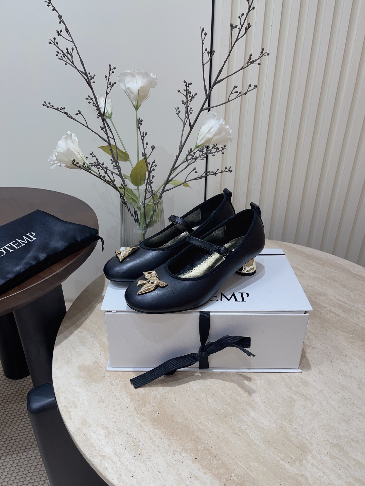 Retro Ballet Style: Soft Lamb Skin Flats with Metal Button Detail - 图片 3