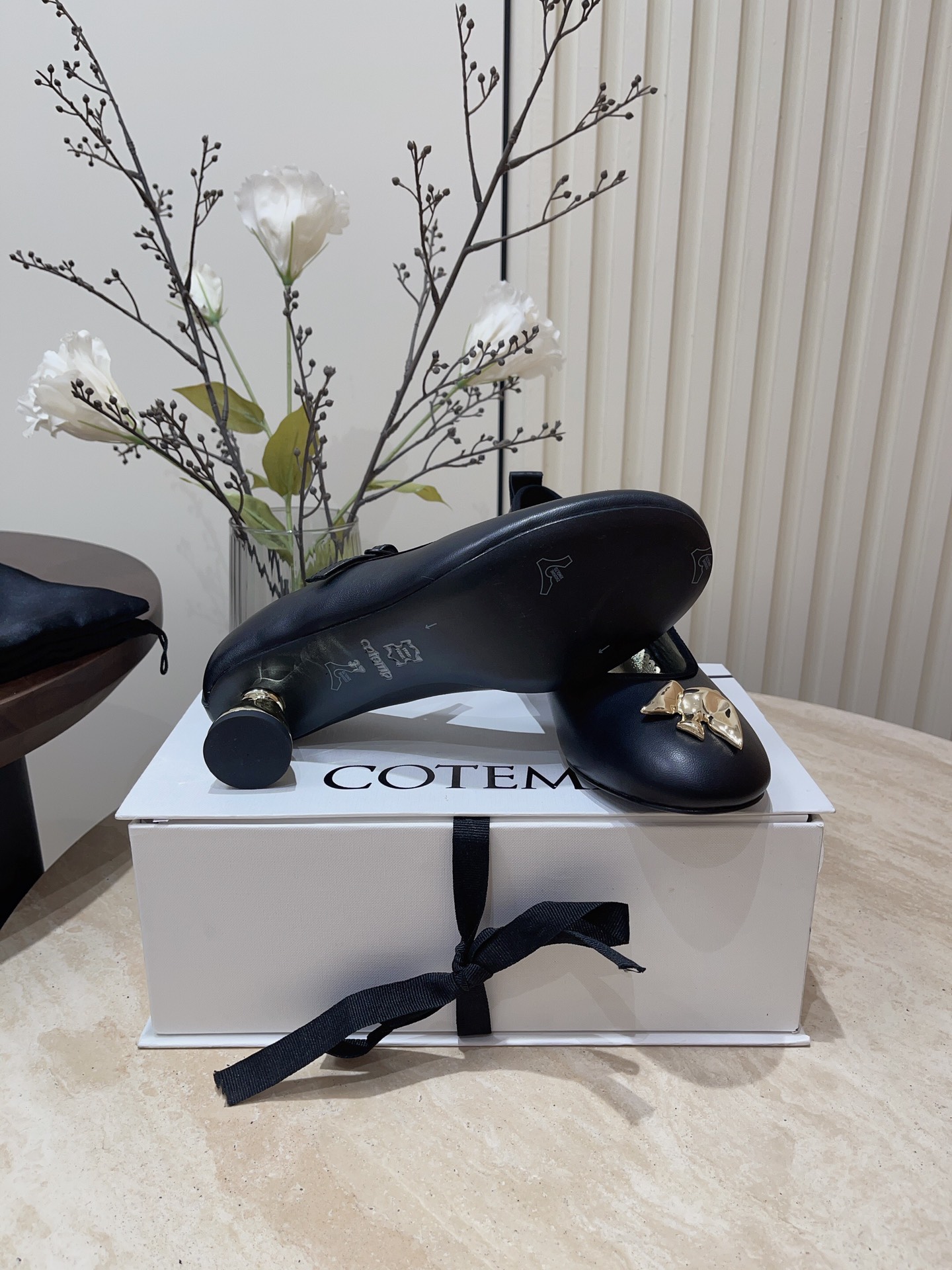 Retro Ballet Style: Soft Lamb Skin Flats with Metal Button Detail - 图片 9