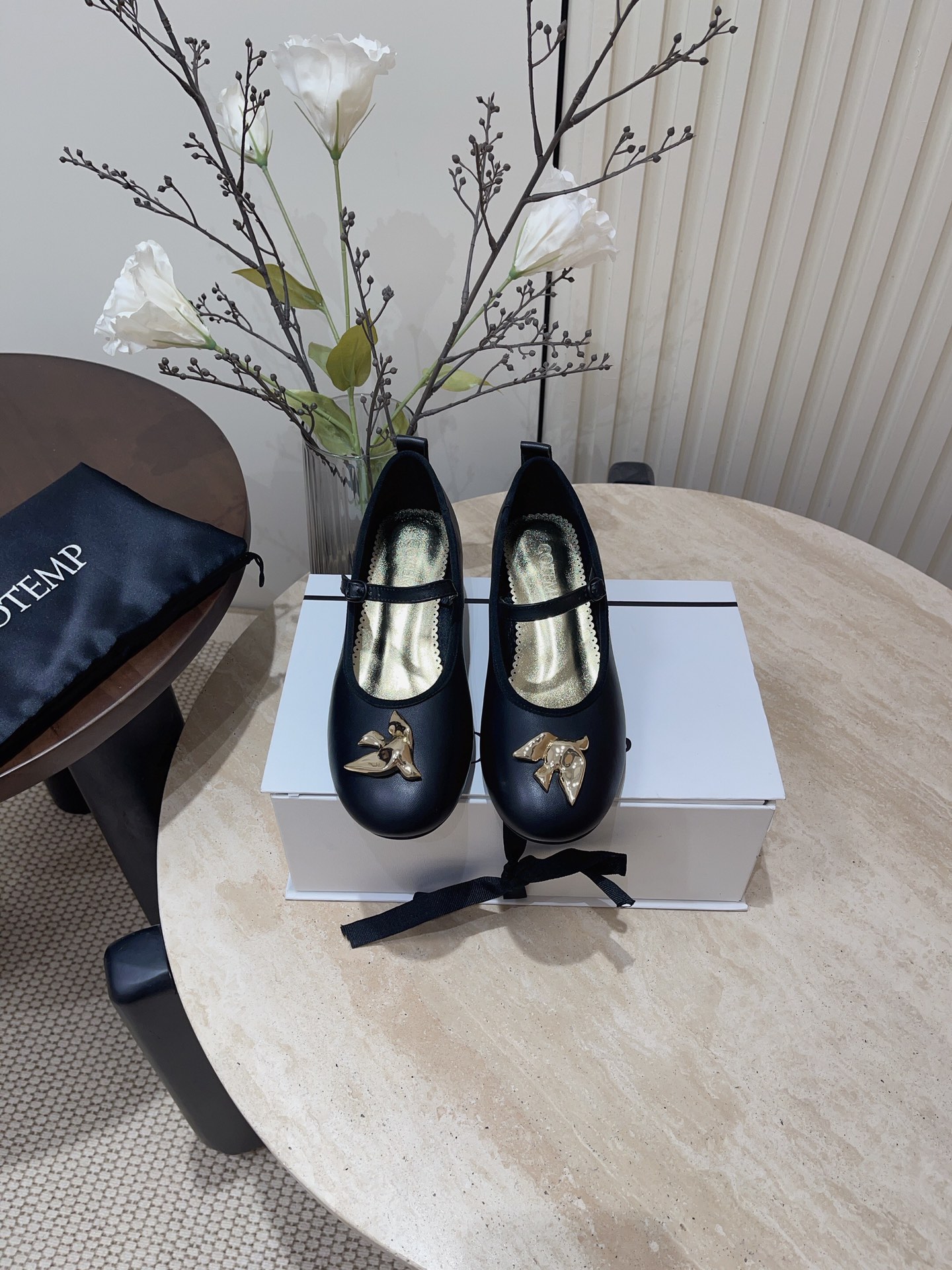 Retro Ballet Style: Soft Lamb Skin Flats with Metal Button Detail - 图片 2
