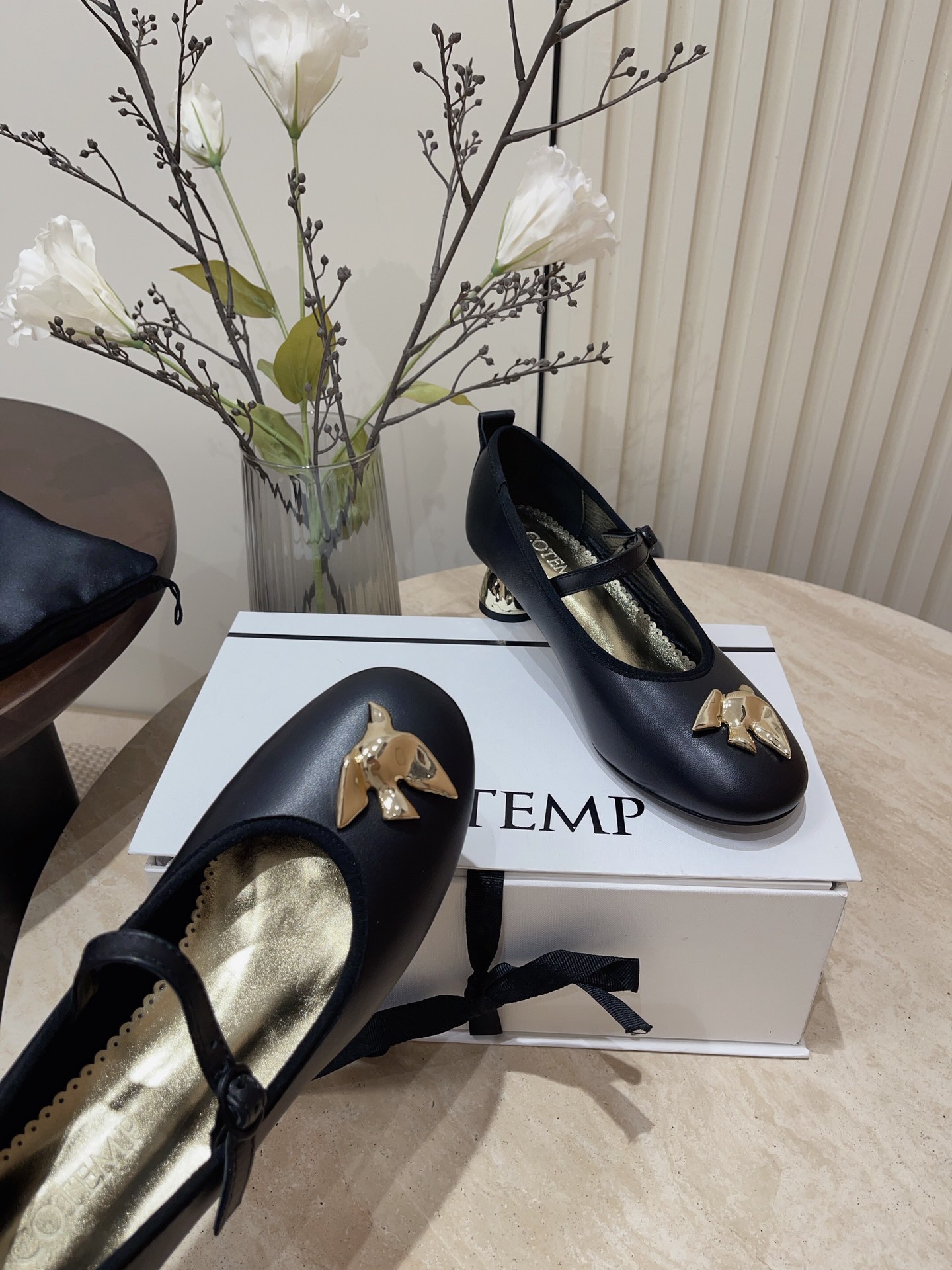 Retro Ballet Style: Soft Lamb Skin Flats with Metal Button Detail - 图片 4