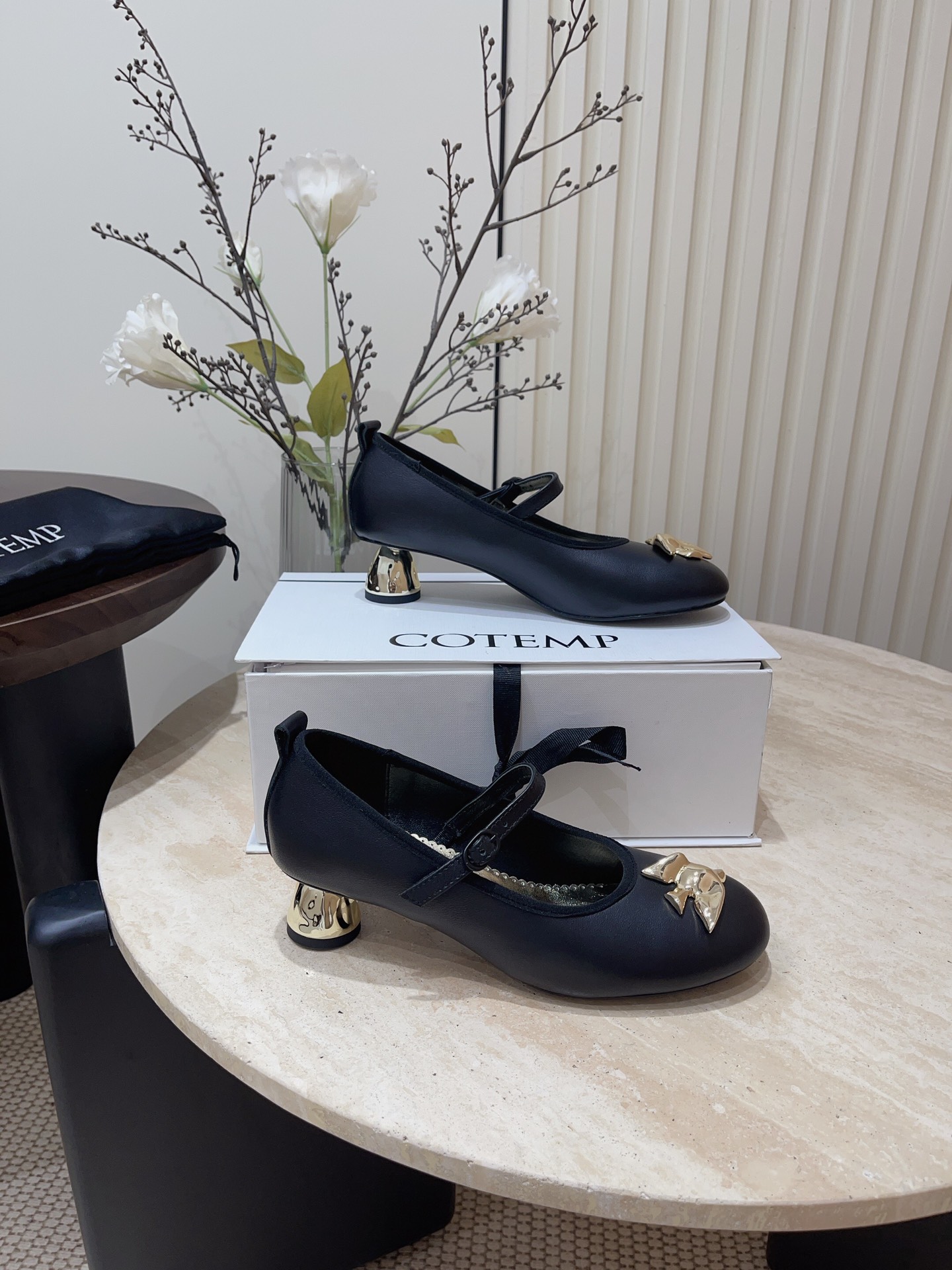 Retro Ballet Style: Soft Lamb Skin Flats with Metal Button Detail - 图片 7
