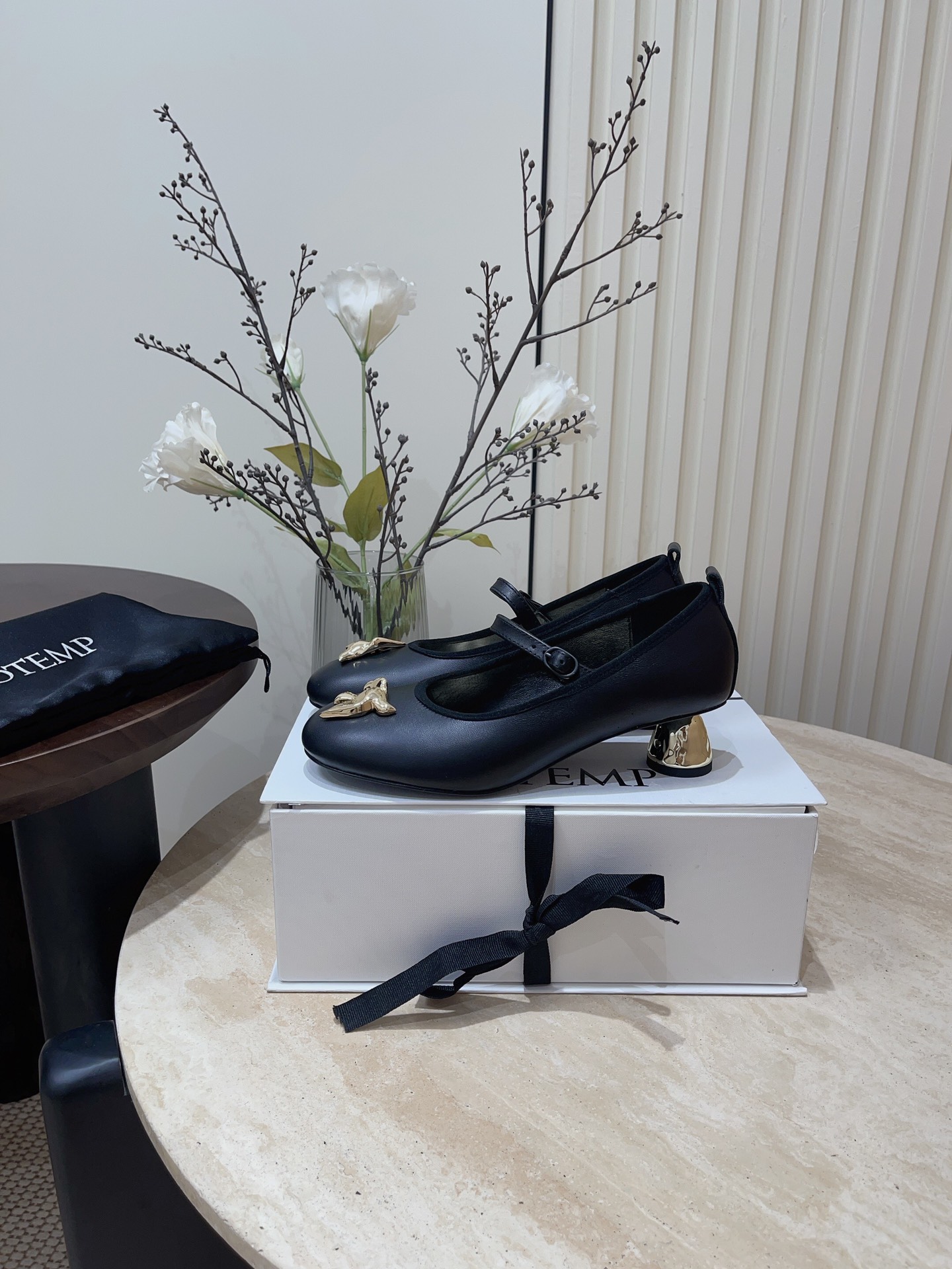 Retro Ballet Style: Soft Lamb Skin Flats with Metal Button Detail - 图片 1