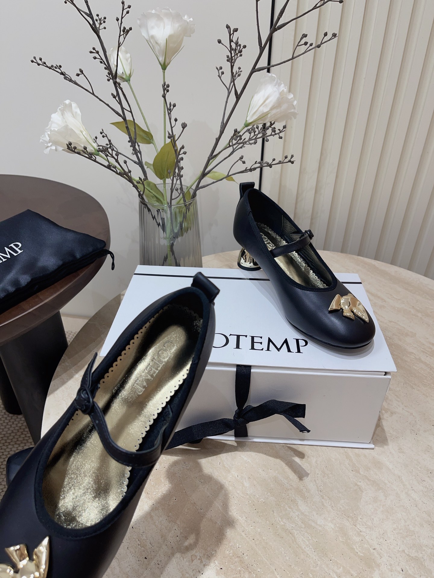 Retro Ballet Style: Soft Lamb Skin Flats with Metal Button Detail - 图片 5
