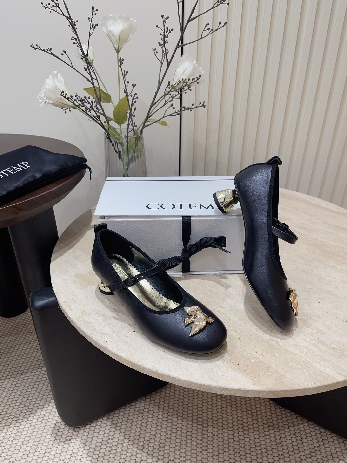 Retro Ballet Style: Soft Lamb Skin Flats with Metal Button Detail - 图片 8