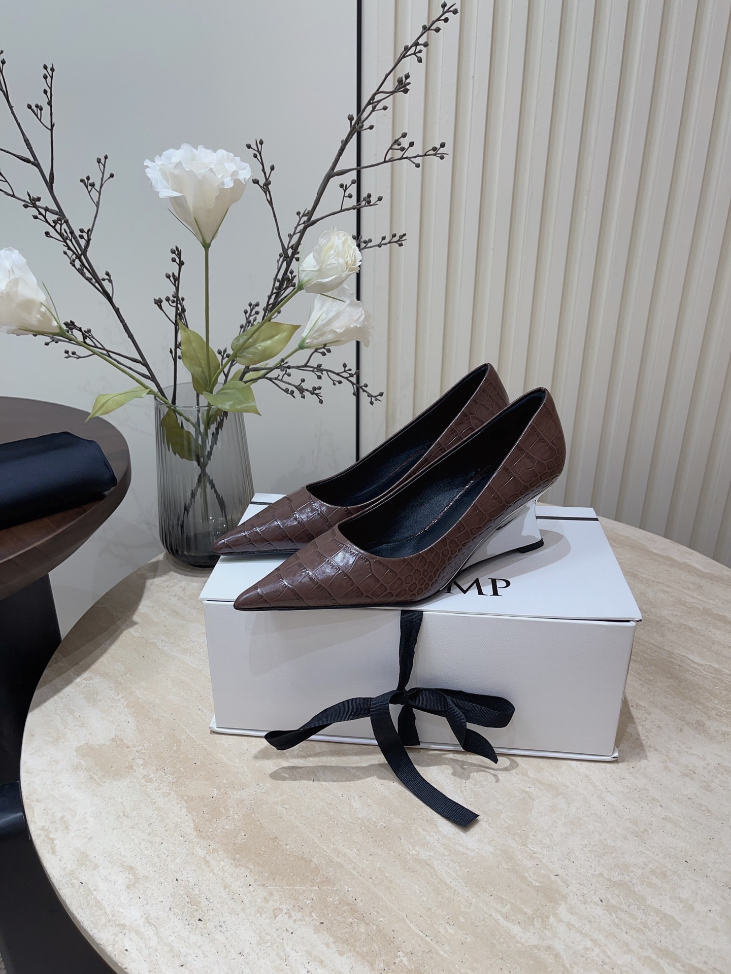 Stylish Pointy Heel Shoes in Original and Rocked Cattle Skin, Italian Leather Soles - 图片 7