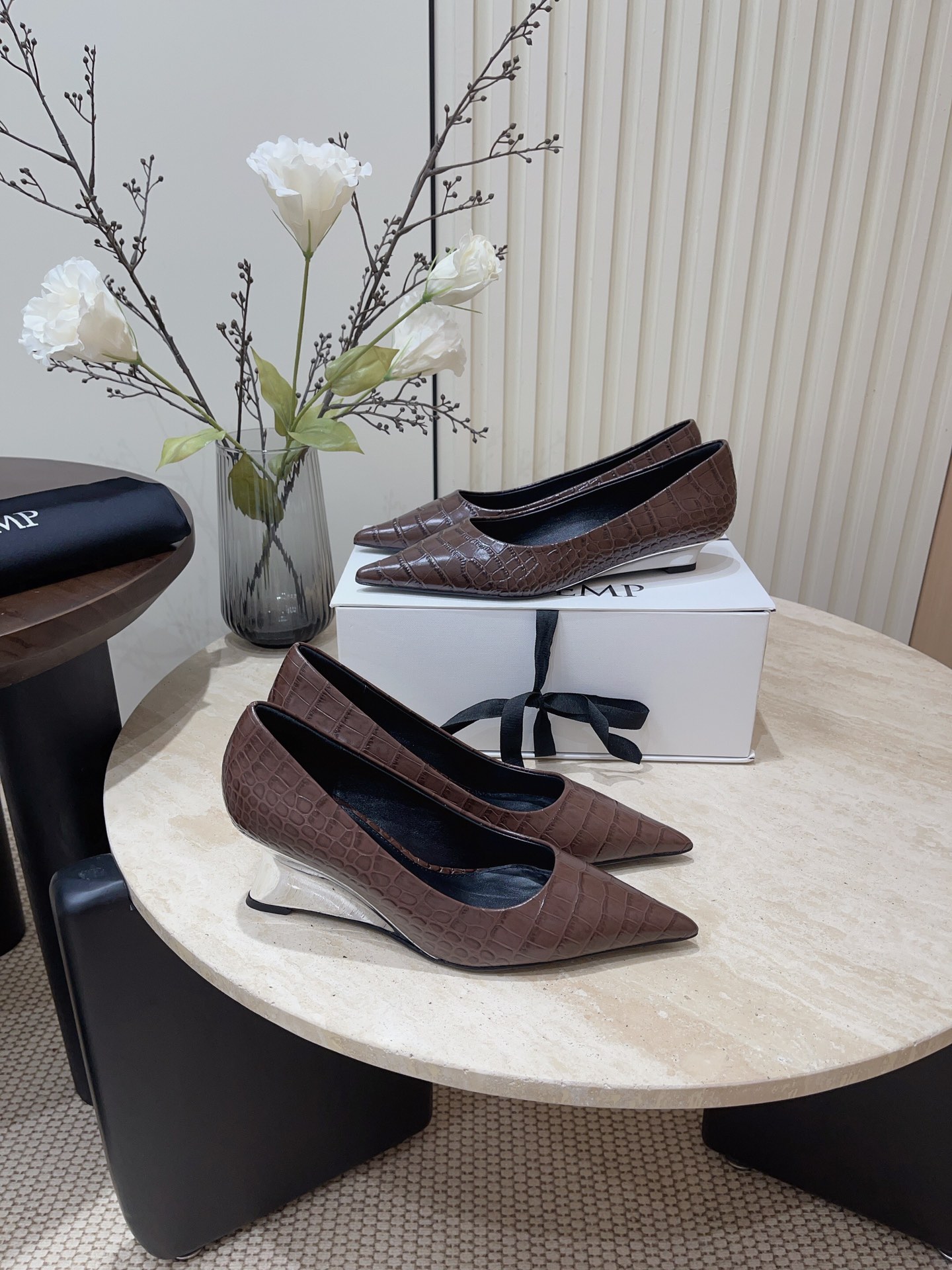Stylish Pointy Heel Shoes in Original and Rocked Cattle Skin, Italian Leather Soles