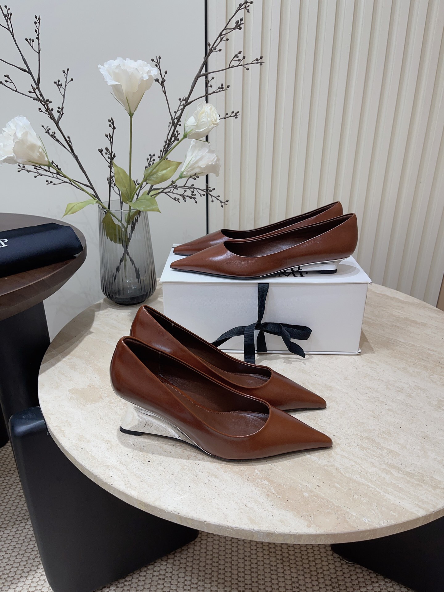Stylish Pointy Heel Shoes in Original Colored Cattle Skin, Italian Leather Soles