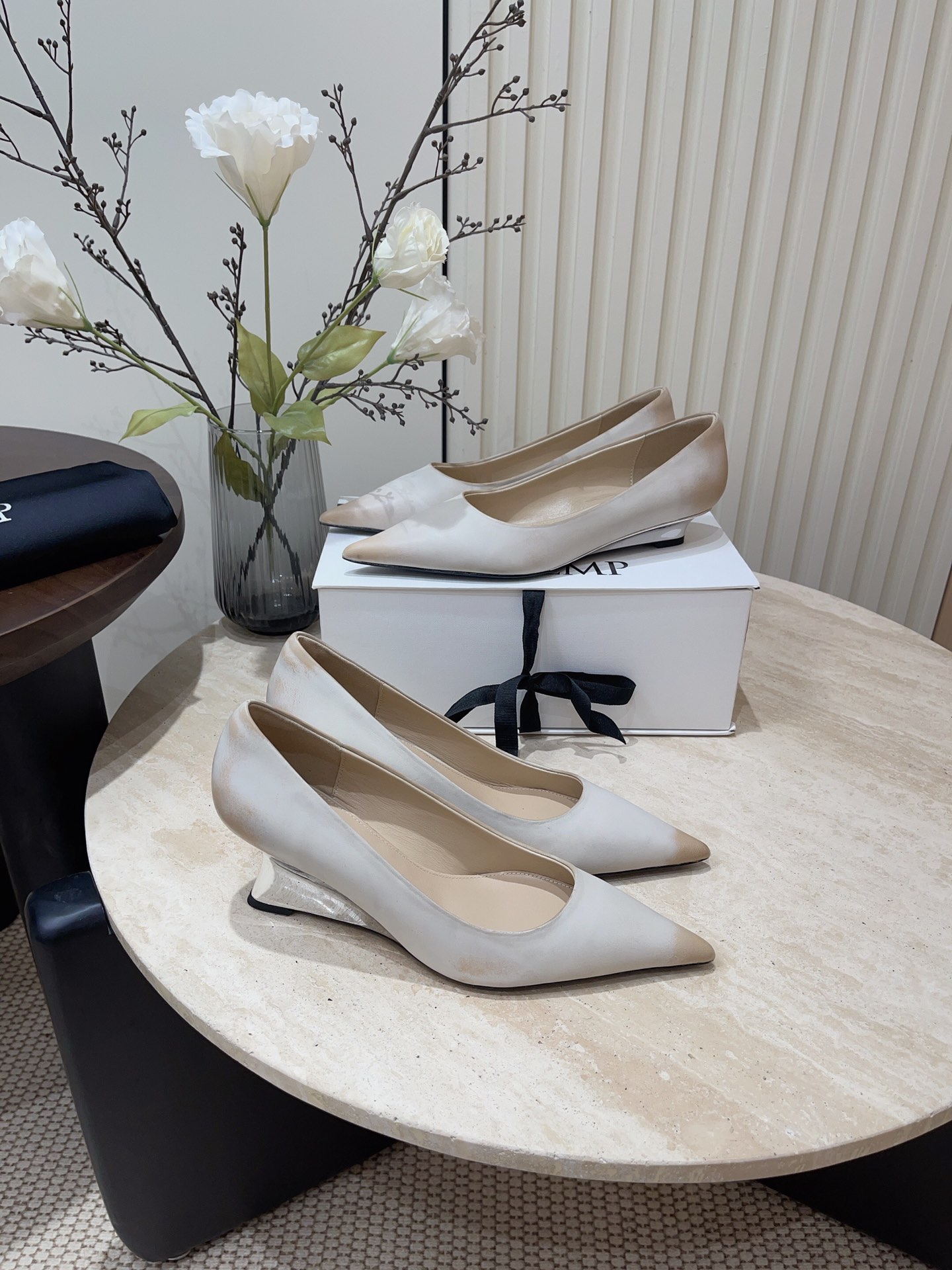 Stylish Pointy Heel Shoes in Original and Rocked Cattle Skin – Details and Sizes