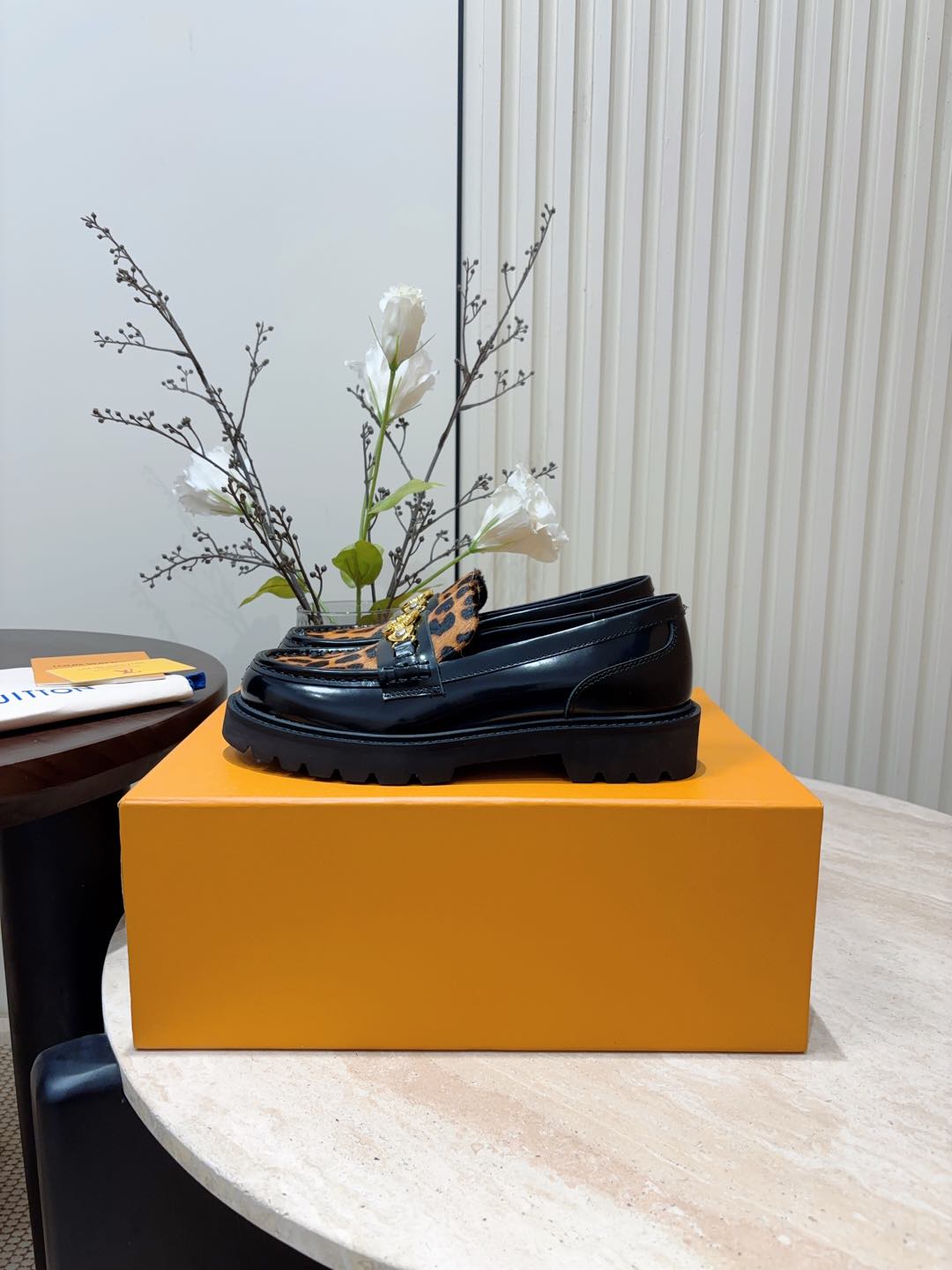 NO:129268,- 25Ss new Louis Vuitton LV thick-soled couple loafers are trendy and show their youthful vitality. The daily outfit is super eye-catching. The classic arch design has always been called a beautiful leg artifact!  Absolutely man-made must-have!  Upper beaded cowhide, inner lining, sheepskin inner lining, outsole TPU height increase 5cm, size 35-40, male 39-44 (45 customized), loafers, louis vuitton, louis vuitton, loafers, cowhide, sheepskin19860909- 25Ss新款路易威登 LV厚底情侣款乐福鞋 潮气逼人 尽显青春活力,日常穿搭超级抢眼,经典的拱形设计,一向被称之为美腿神器！绝对的人手必备！ 鞋面开边珠牛皮 内里羊皮内里 大底TPU增高5cm 码数女35-40 男39-44（45定制）,乐福鞋,louis vuitton,louis vuitton,loafers,cowhide,sheepskin,Women's Shoes