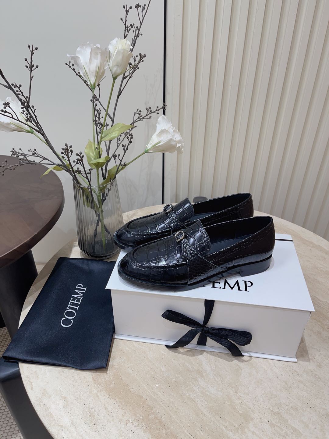 NO:129271,- 25Ss new Cotemp loafers continues the eternal classical and comfortable, and the unique round toe shoe shape injects more exquisite considerations into the neutral tone of the shoe body. It portrays a more vivid and unrestrained artist image. The iconic metal bark buckle is located at the toe, cleverly blending classical thoughts and brand ingenuity. Upper stone-patterned cowhide inner lining sheepskin sole rubber sole size 35-39 (40.41 custom-made non-return and exchange), loafers, cowhide, sheepskin19860909- 25Ss新款Cotemp乐福鞋 延续恒久的古典与舒适,独特的圆头鞋型为鞋体的中性基调注入更多精致考量 刻画一个更鲜活的、不拘小节的艺术家形象,标志性的金属巴克提扣位于鞋头处,巧妙融合古典思绪与品牌巧思. 鞋面石头纹牛皮 内里羊皮内里 鞋底橡胶鞋底 码数35-39（40.41定制不退换）,乐福鞋,loafers,cowhide,sheepskin,Women's Shoes